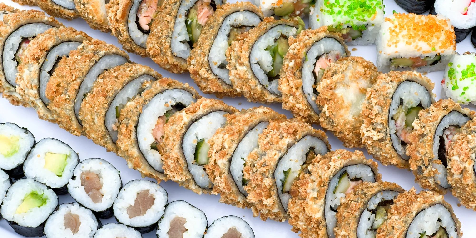 Set 59, 74 nebo 85 kousků sushi s lososem, tuňákem, avokádem i krabem