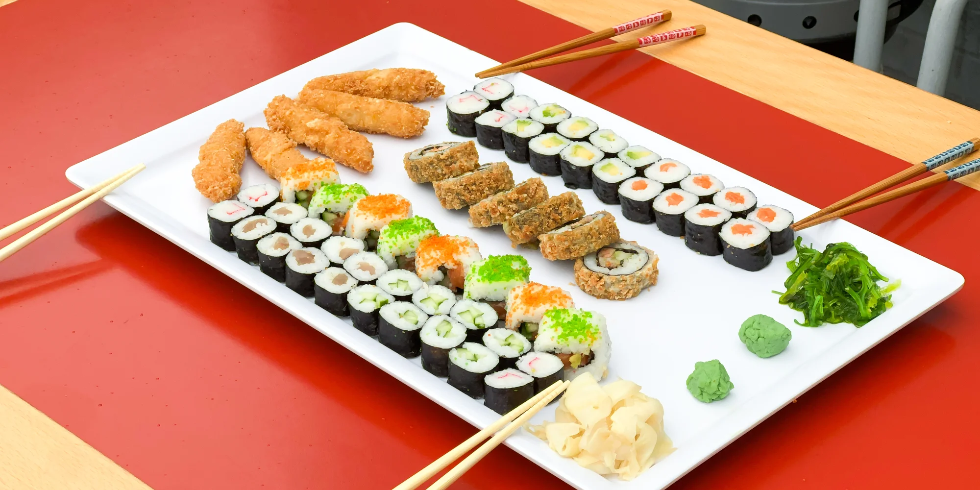 Set 59, 74 nebo 85 kousků sushi s lososem, tuňákem, avokádem i krabem