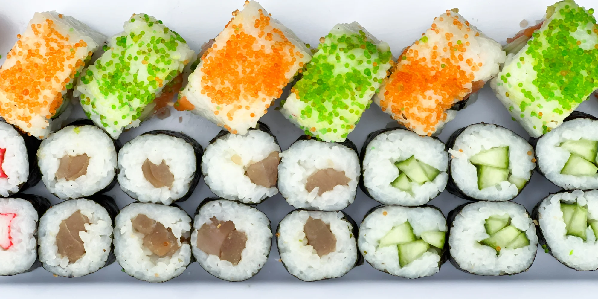 Set 59, 74 nebo 85 kousků sushi s lososem, tuňákem, avokádem i krabem