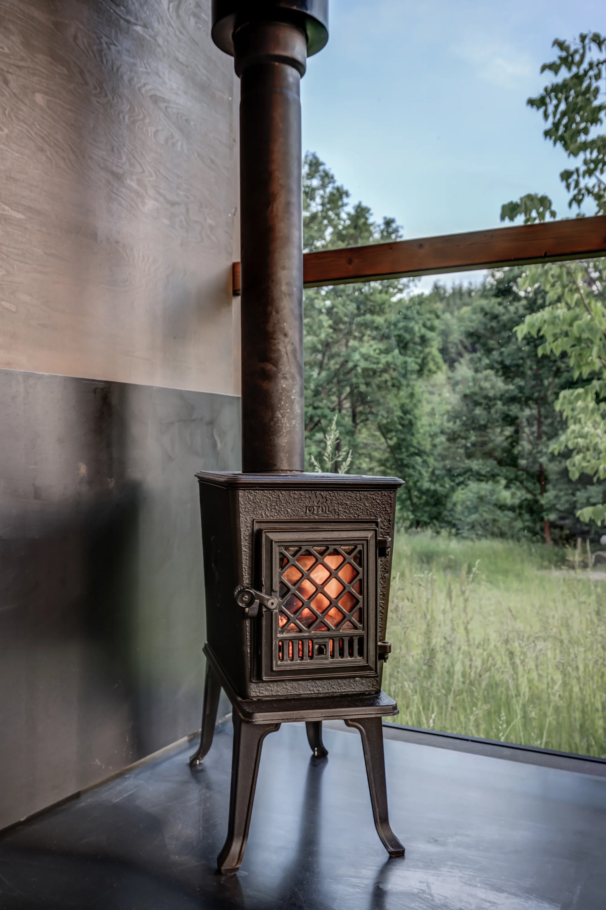 Netradiční pobyt na východě Čech: ubytování v luxusní chatě, snídaňová bednička a wellness