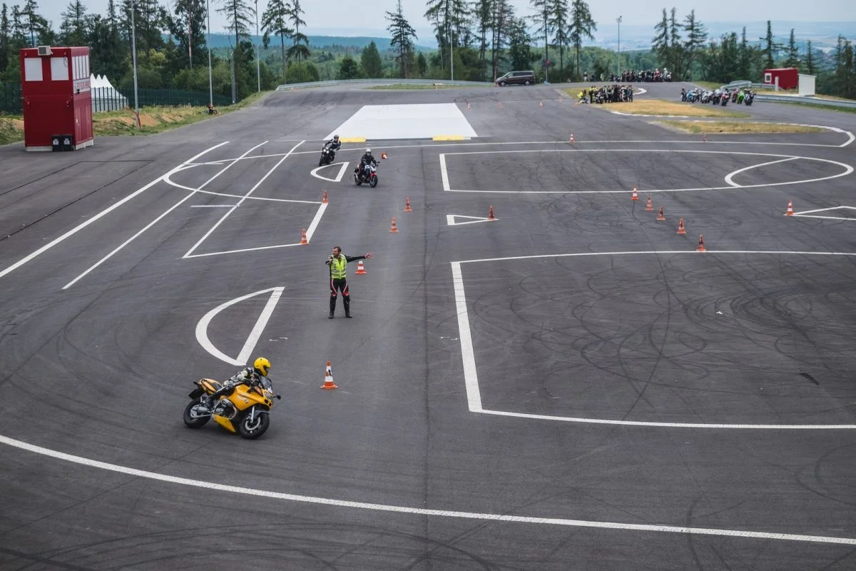 Kurz zdokonalení jízdy na motorce na nejmodernějším polygonu v Evropě