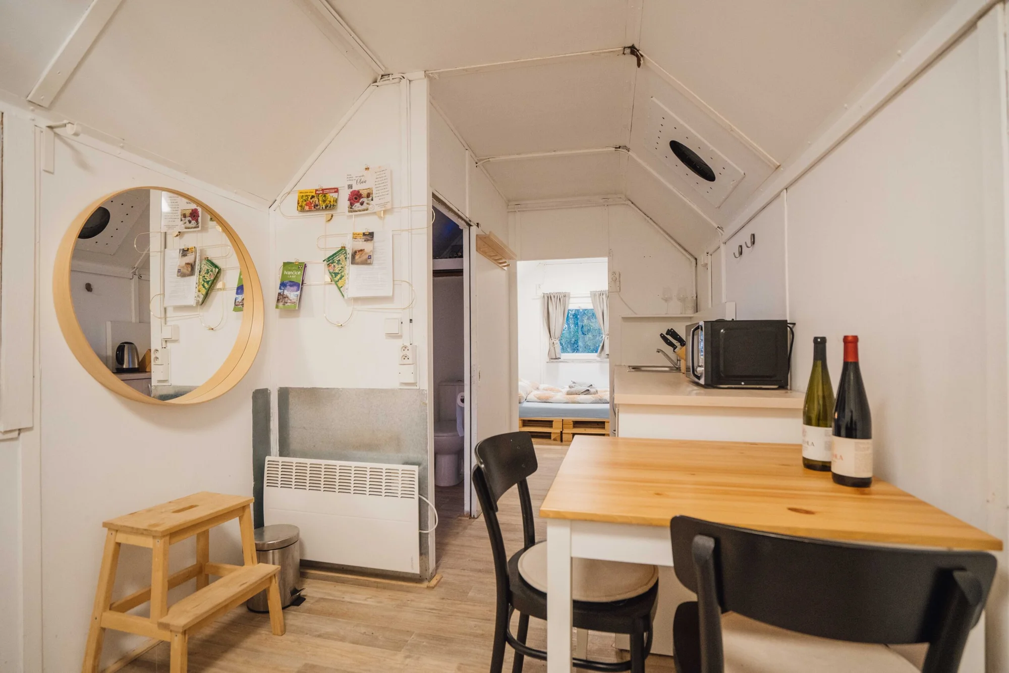 Pobyt ve vybavené maringotce s vířivkou, saunou a koupacím jezírkem