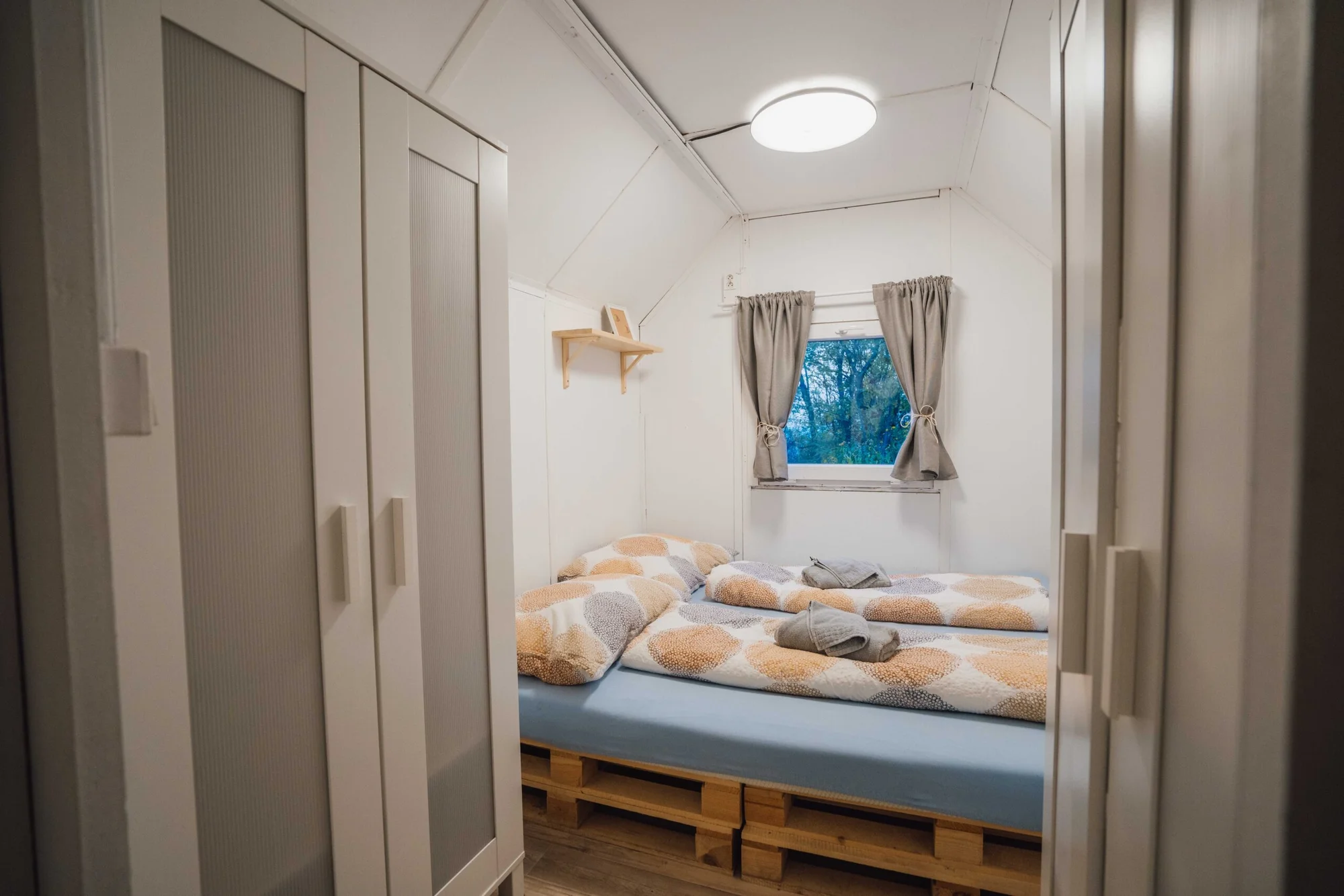 Pobyt ve vybavené maringotce s vířivkou, saunou a koupacím jezírkem