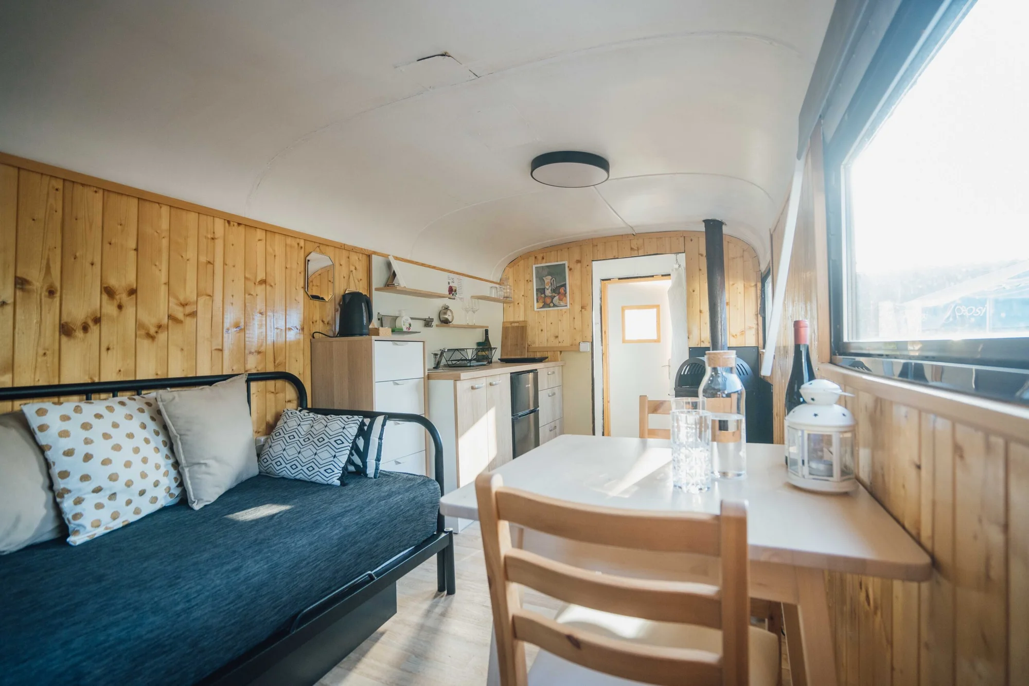 Pobyt ve vybavené maringotce s vířivkou, saunou a koupacím jezírkem