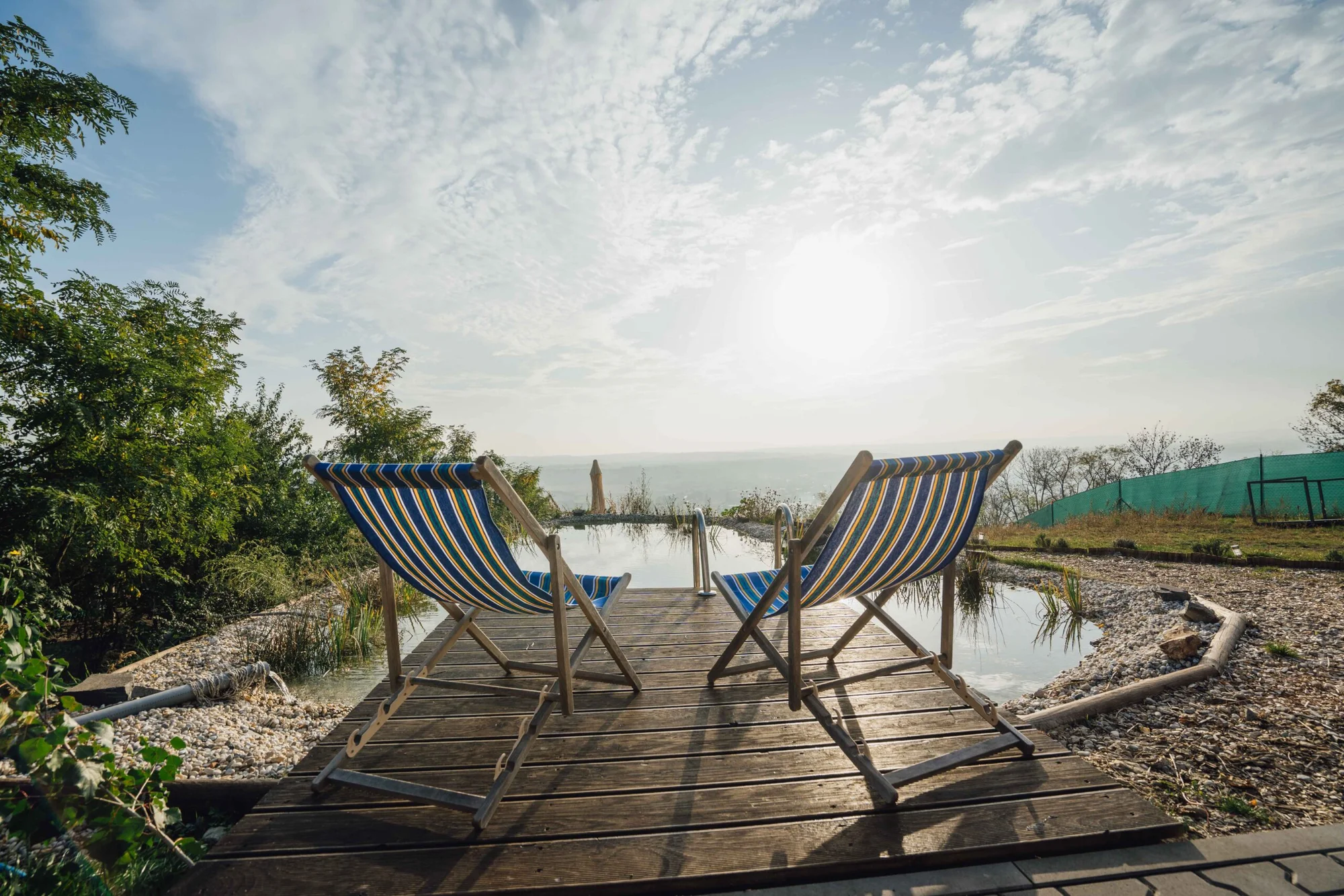 Pobyt ve vybavené maringotce s vířivkou, saunou a koupacím jezírkem