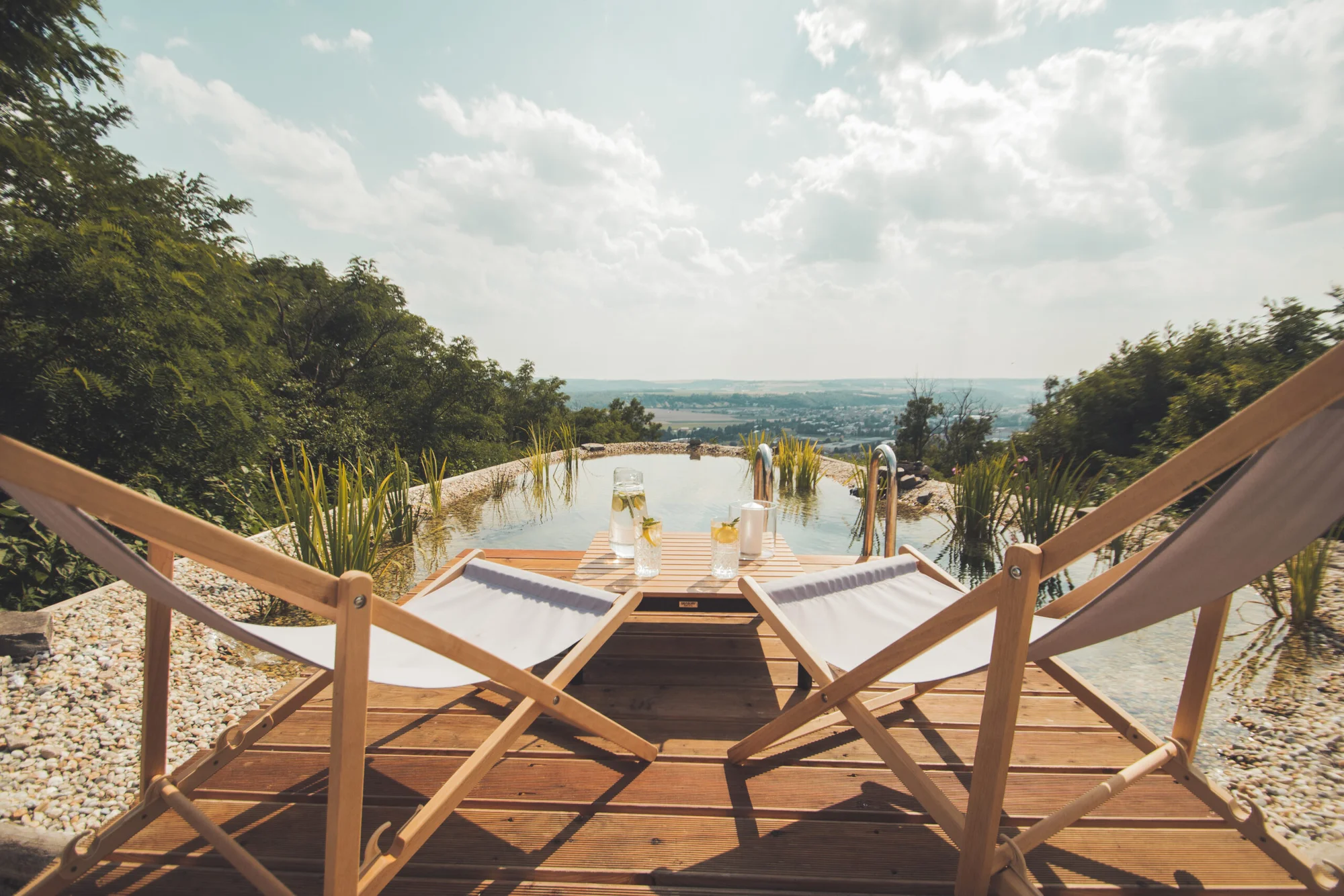 Pobyt ve vybavené maringotce s vířivkou, saunou a koupacím jezírkem