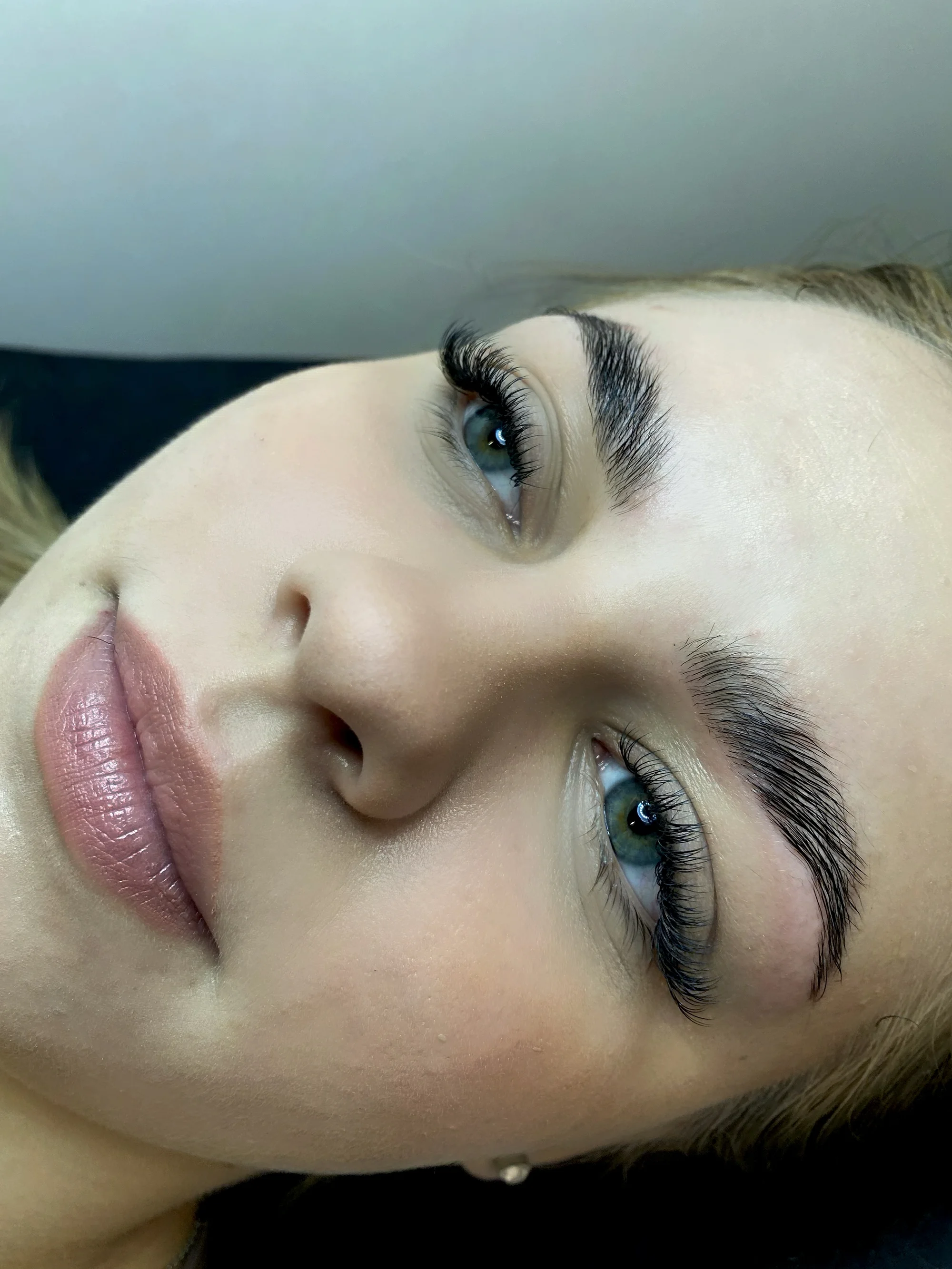 Prodloužení či doplnění řas různými metodami nebo laminace obočí
