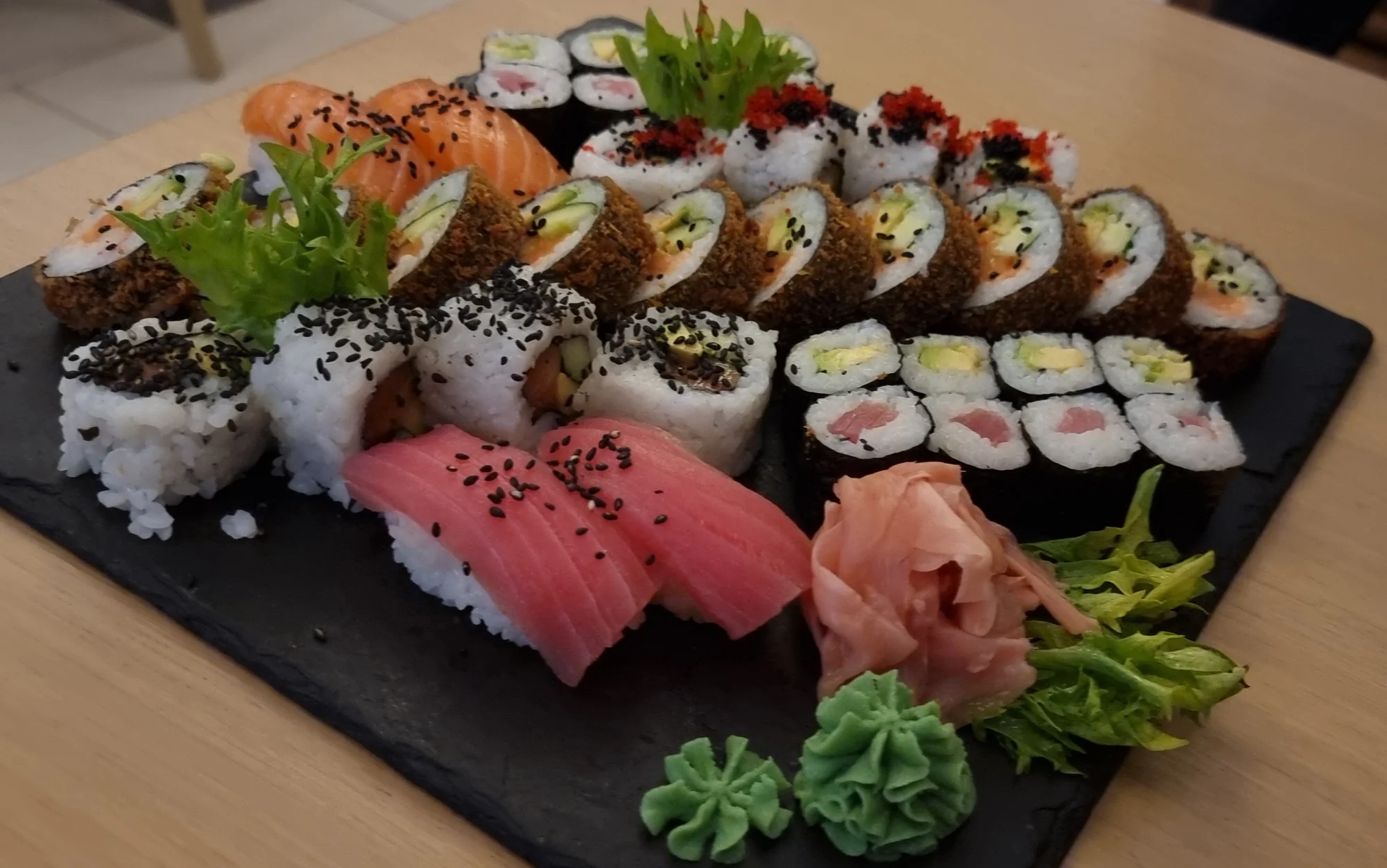 Nabité sushi sety o 38 či 48 ks v Táboře: tuňák i losos či avokádo