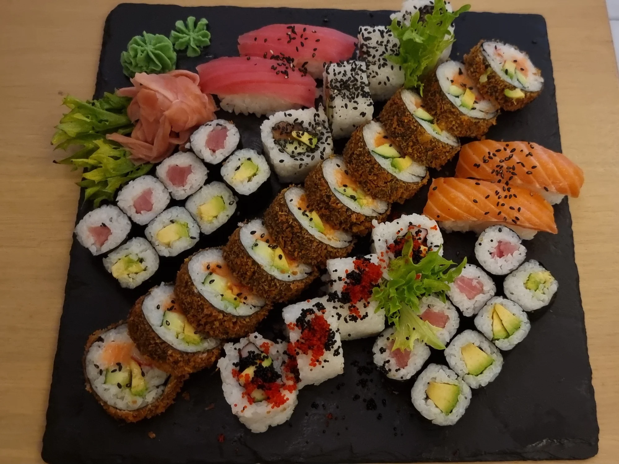 Nabité sushi sety o 38 či 48 ks v Táboře: tuňák i losos či avokádo