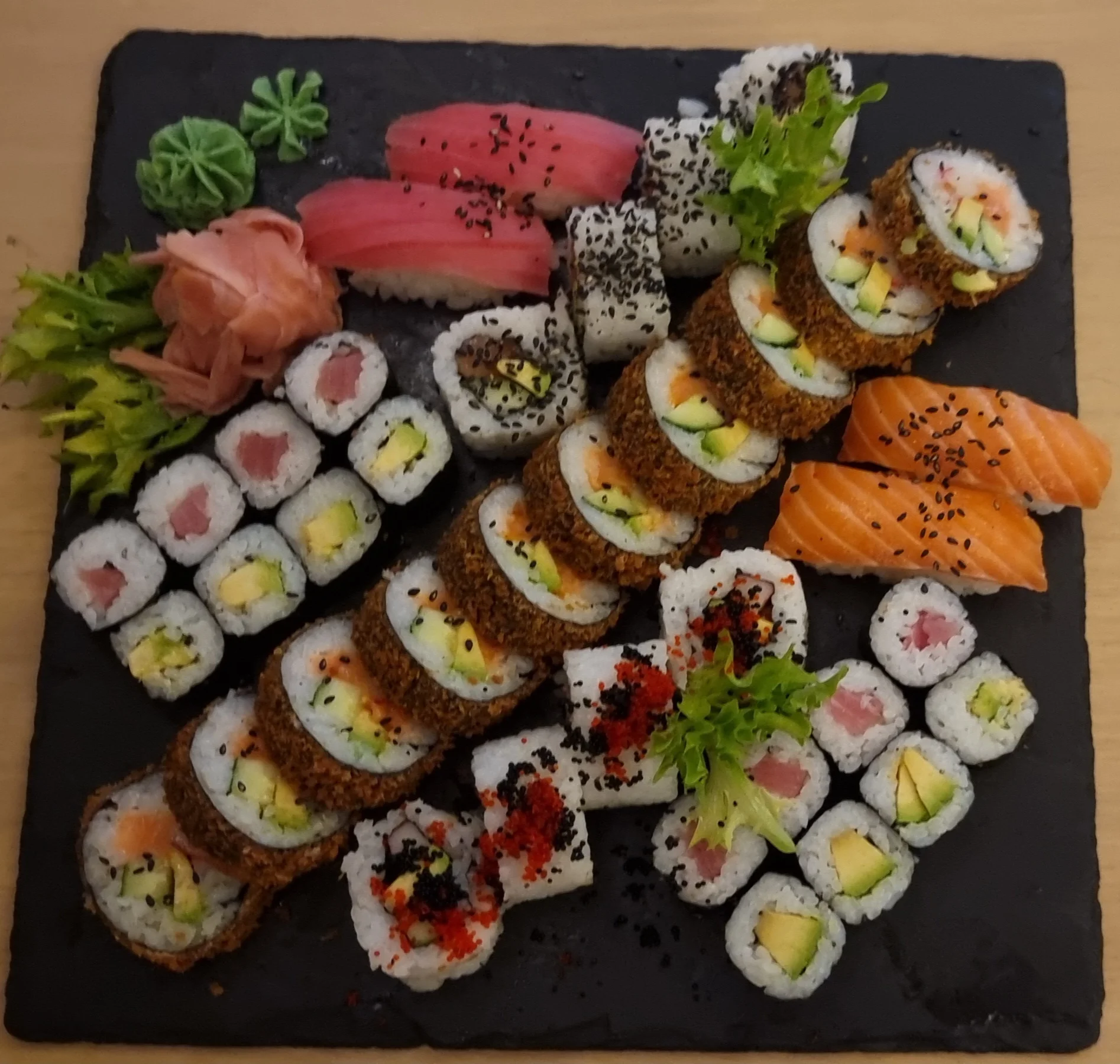 Nabité sushi sety o 38 či 48 ks v Táboře: tuňák i losos či avokádo