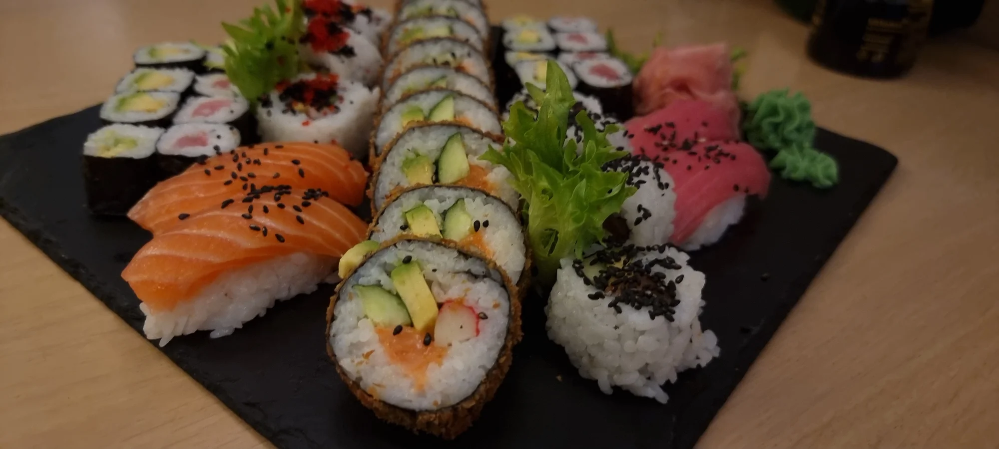 Nabité sushi sety o 38 či 48 ks v Táboře: tuňák i losos či avokádo