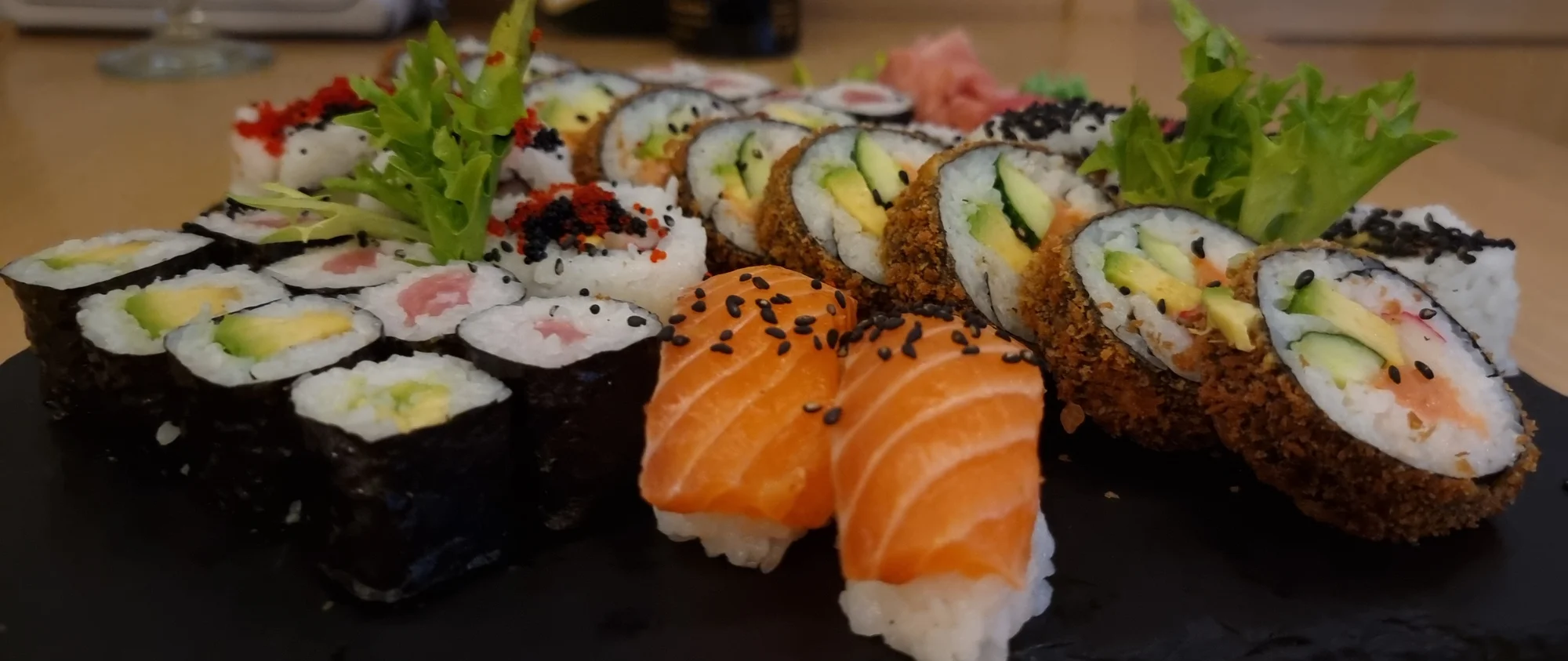 Nabité sushi sety o 38 či 48 ks v Táboře: tuňák i losos či avokádo
