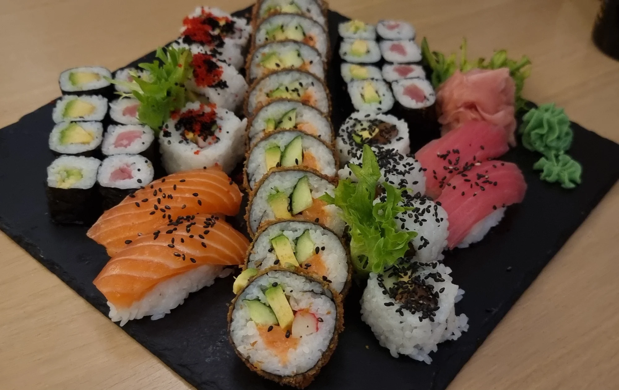 Nabité sushi sety o 38 či 48 ks v Táboře: tuňák i losos či avokádo