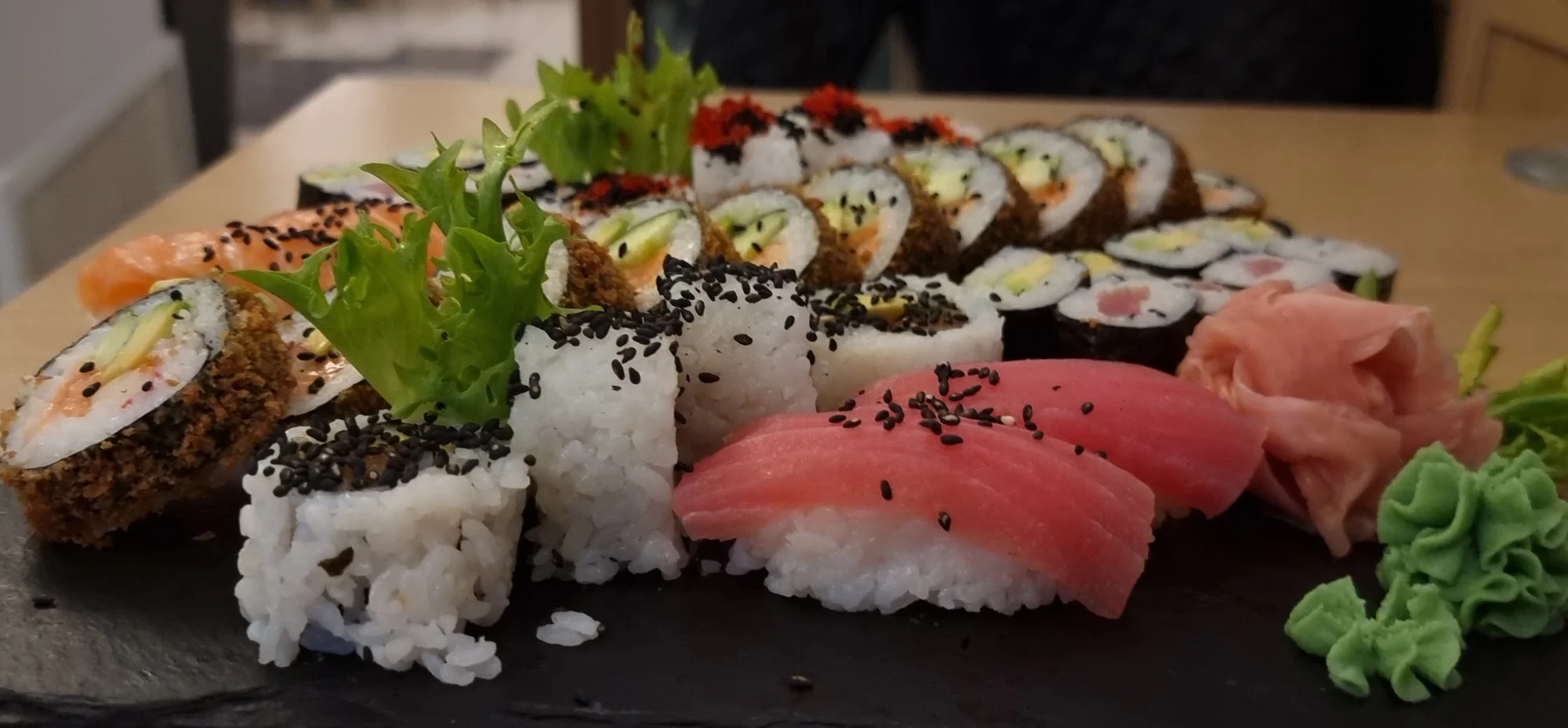 Nabité sushi sety o 38 či 48 ks v Táboře: tuňák i losos či avokádo