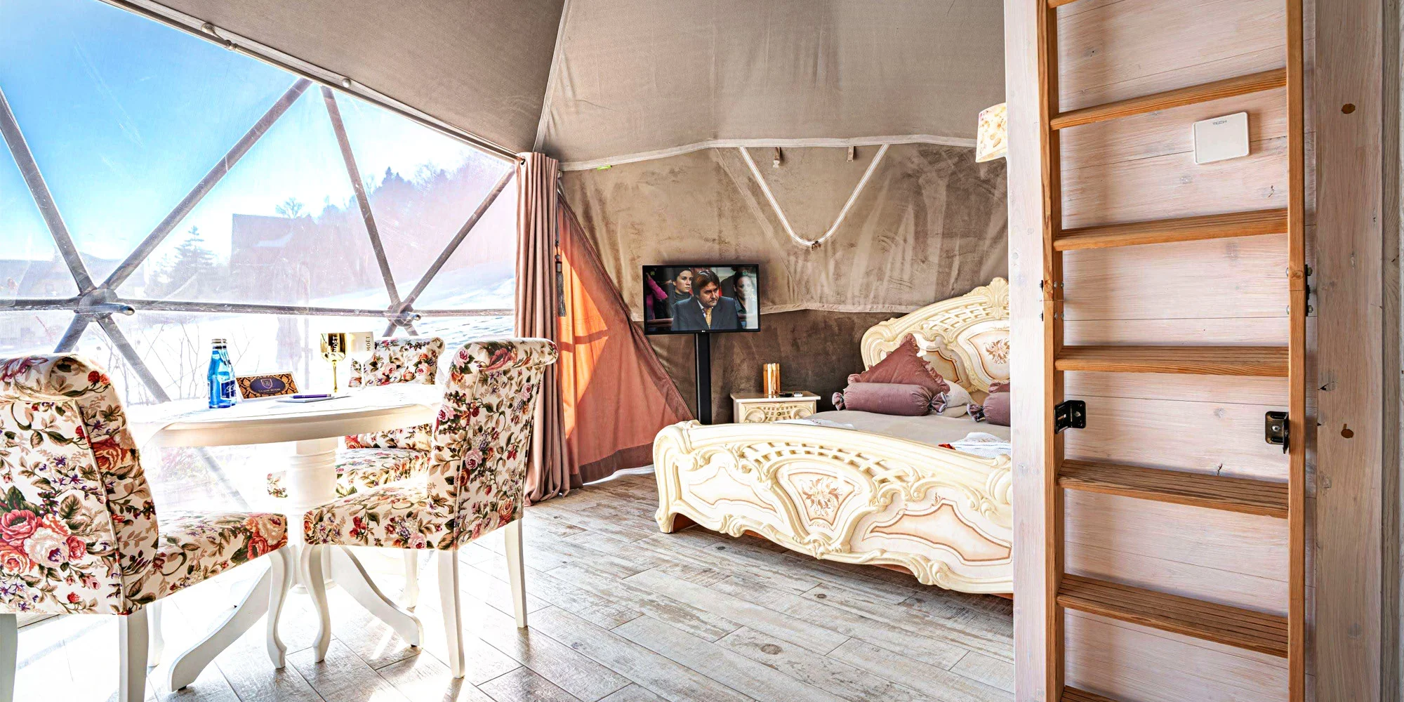Glamping v Polsku: designové kopule s vlastní vířivkou, terasou a výhledem na hory i snídaně
