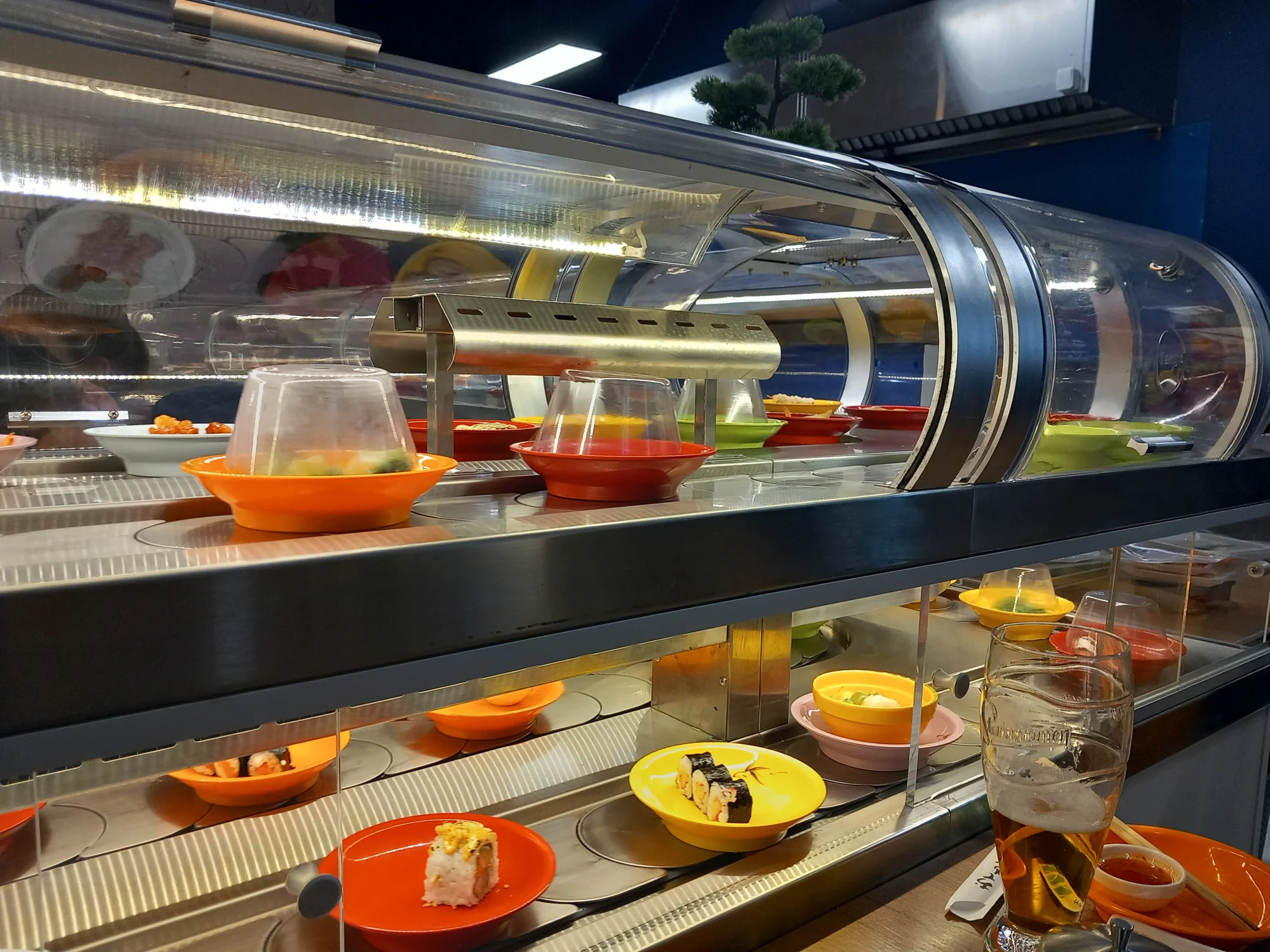 Neomezené hodování asijských dobrot: 2 hodiny running sushi pro jednoho