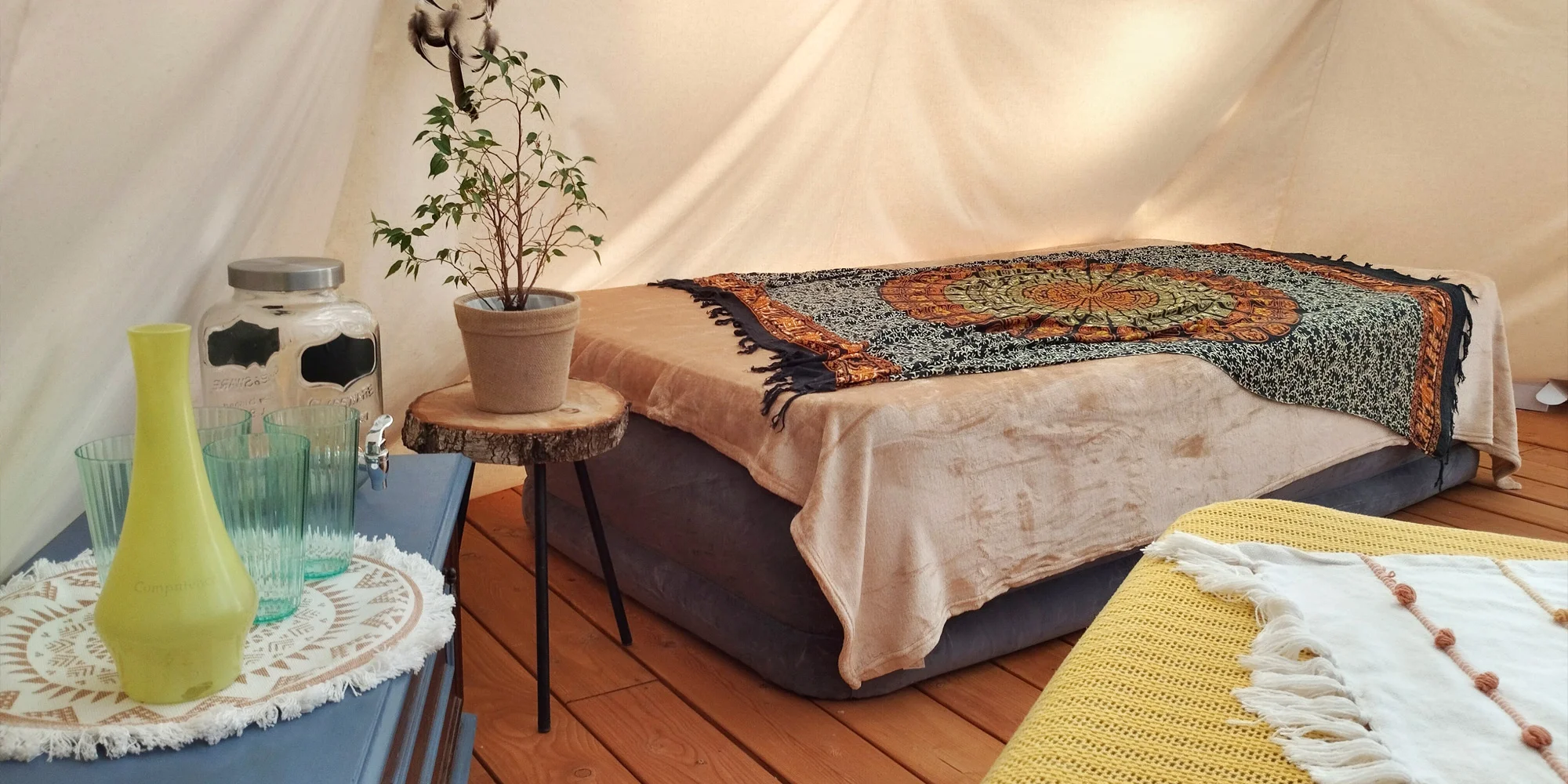 Pobyt v zařízeném teepee se sladkou, slanou i vege snídaní v piknikovém koši