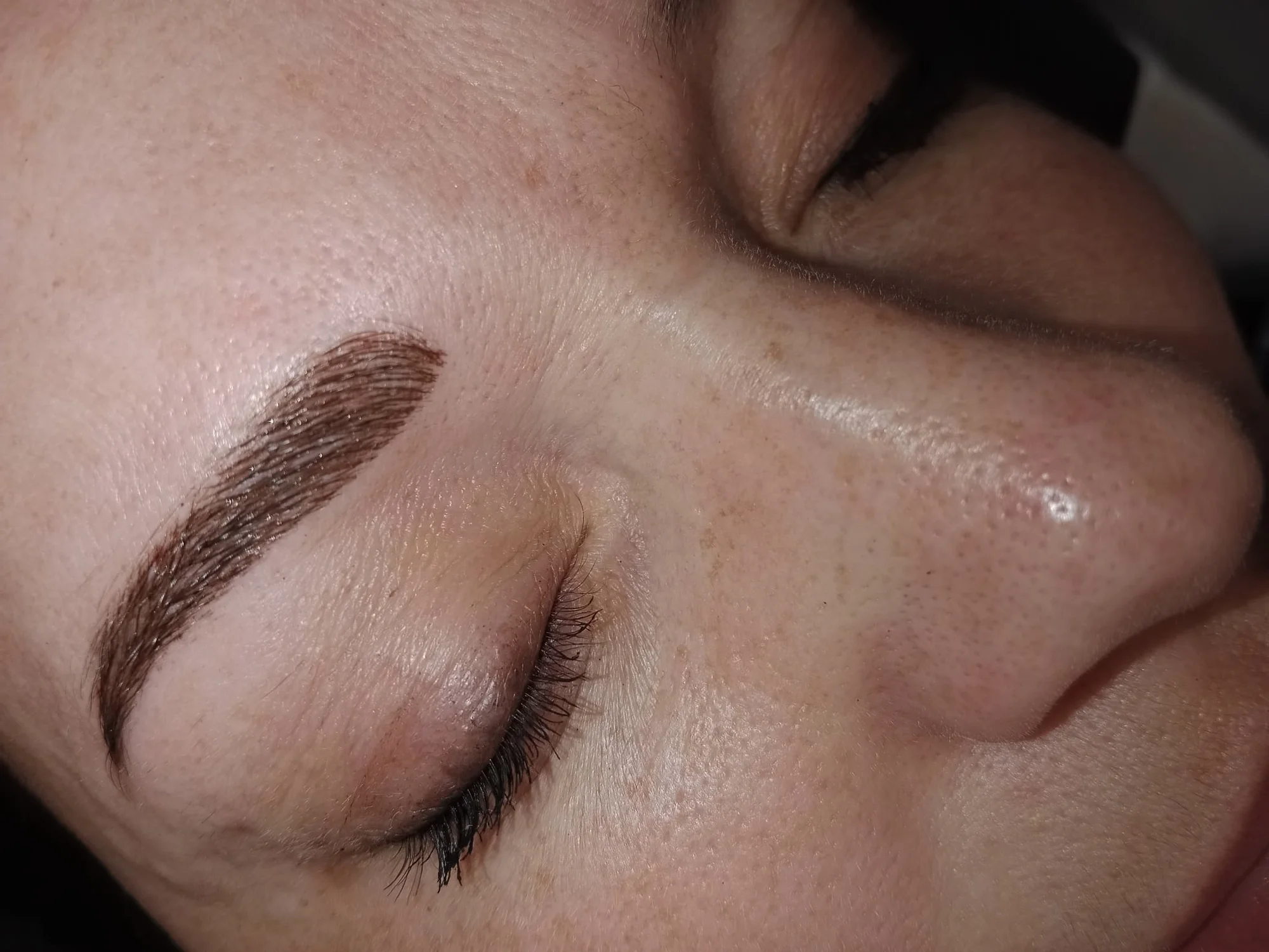 Permanentní make-up: horní i dolní linka nebo obočí pomocí metody microblading