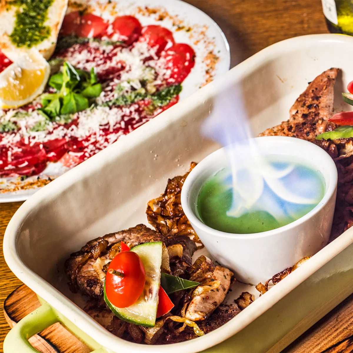 Gurmánské vzplanutí pro 2 osoby: tříchodové menu se 3 druhy masa, carpaccio i palačinka