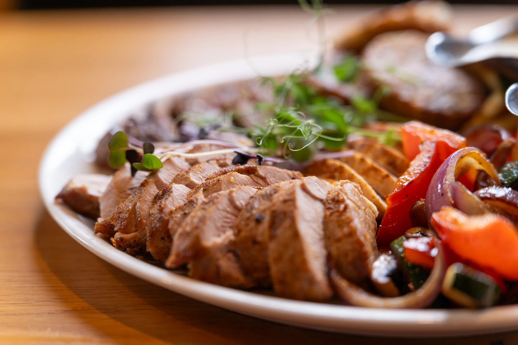 Steakové prkno se třemi druhy masa a přílohami i s velkým pivem pro 2 osoby