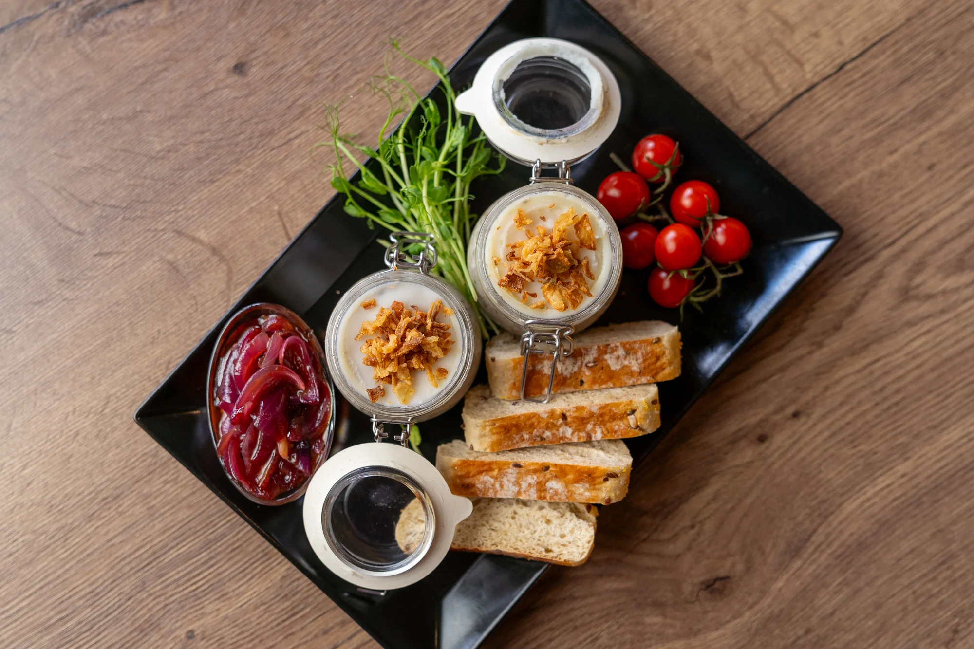 Tříchodové menu v restauraci s vlastním pivovarem: rillettes, špíz a tvarohové knedlíčky pro 2 osoby
