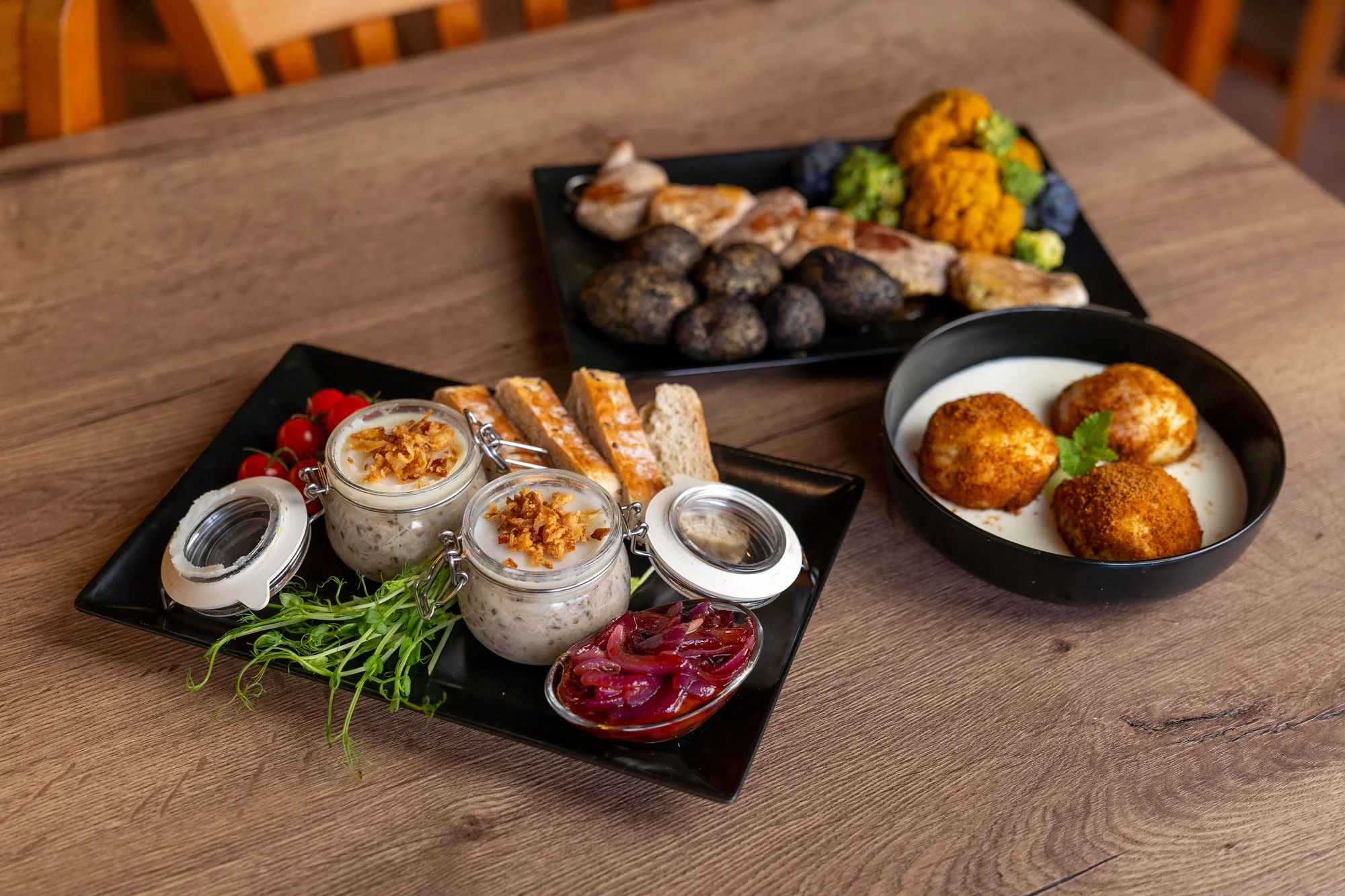 Tříchodové menu v restauraci s vlastním pivovarem: rillettes, špíz a tvarohové knedlíčky pro 2 osoby