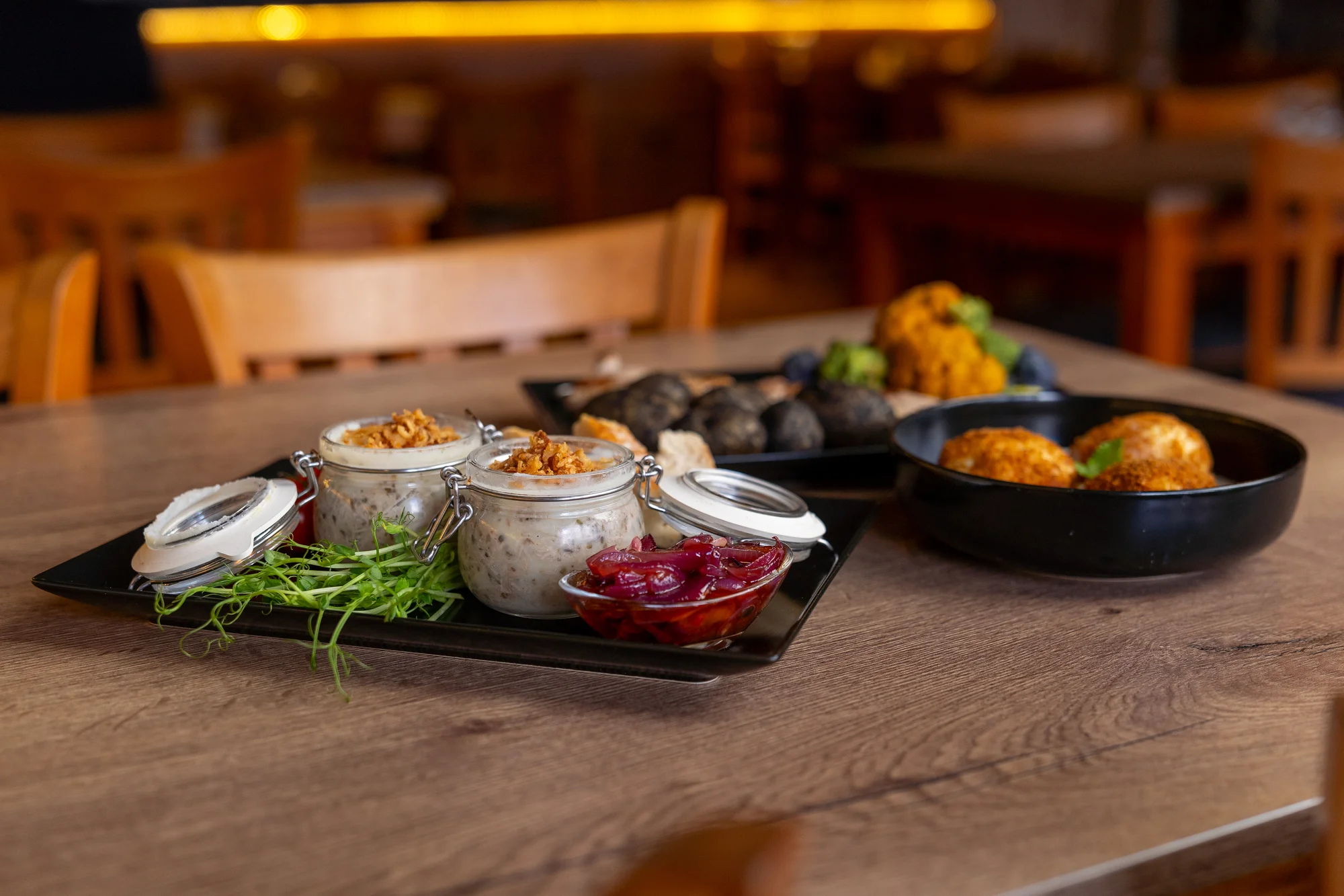 Tříchodové menu v restauraci s vlastním pivovarem: rillettes, špíz a tvarohové knedlíčky pro 2 osoby