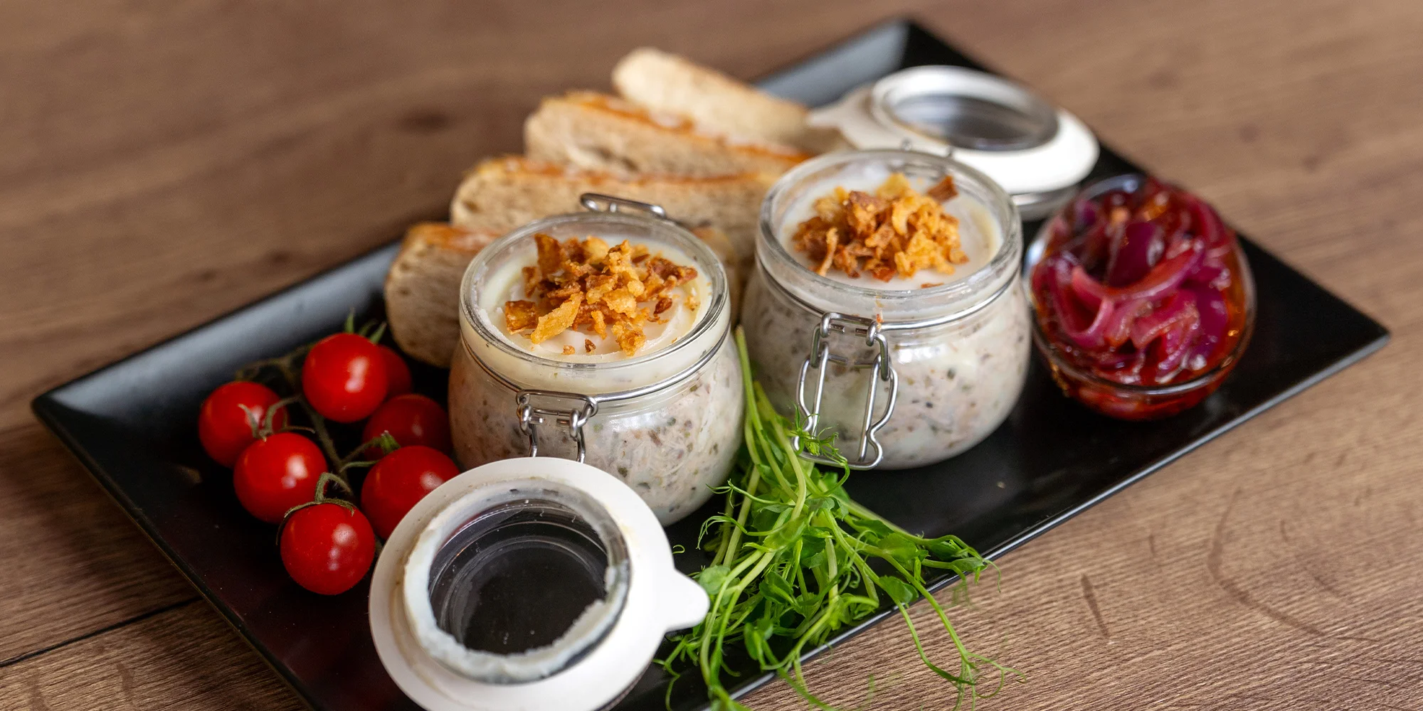 Tříchodové menu v restauraci s vlastním pivovarem: rillettes, špíz a tvarohové knedlíčky pro 2 osoby