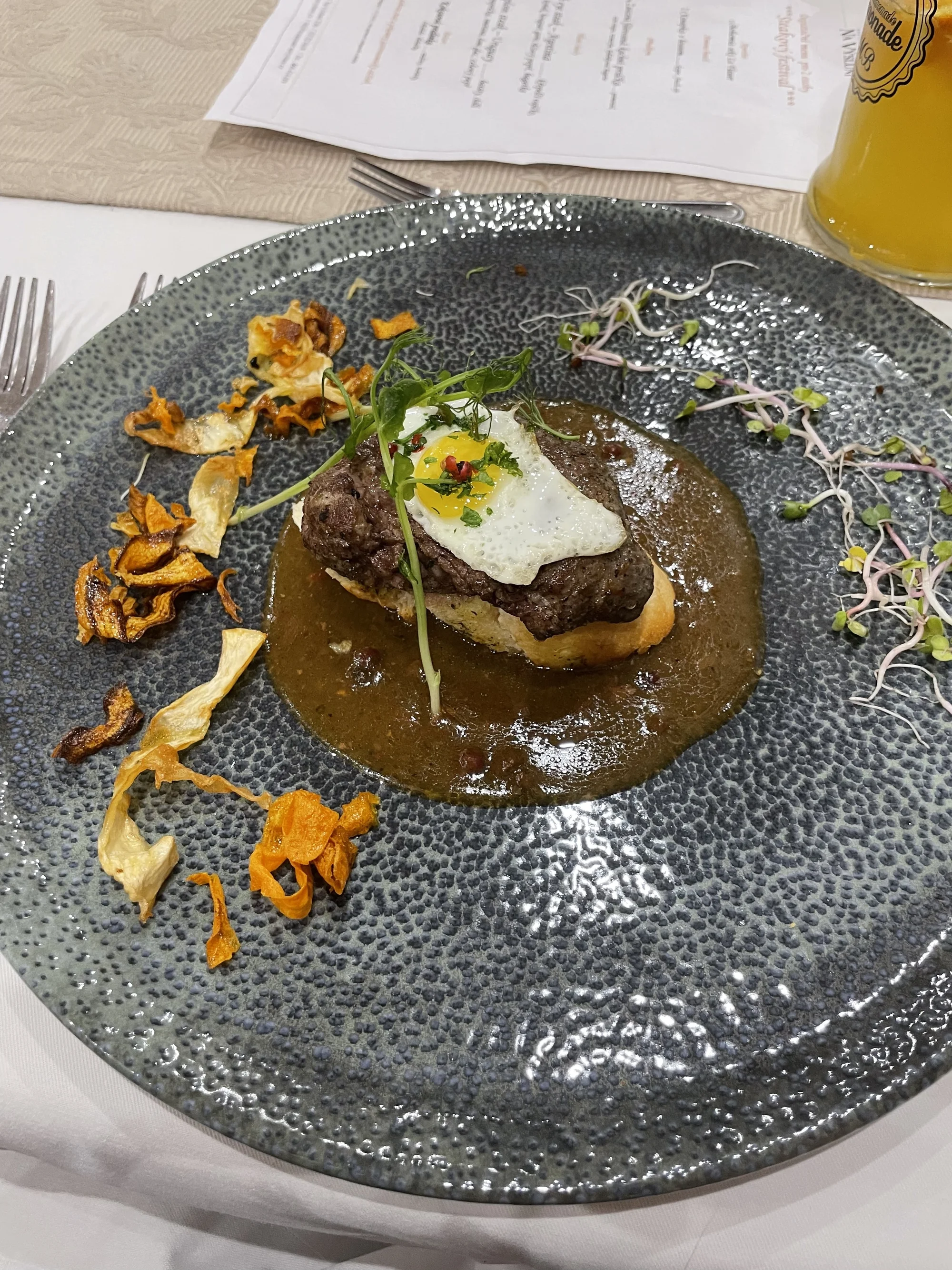 5chodové menu se dvěma druhy steaků, kachními prsíčky a pralinkou pro 2 osoby