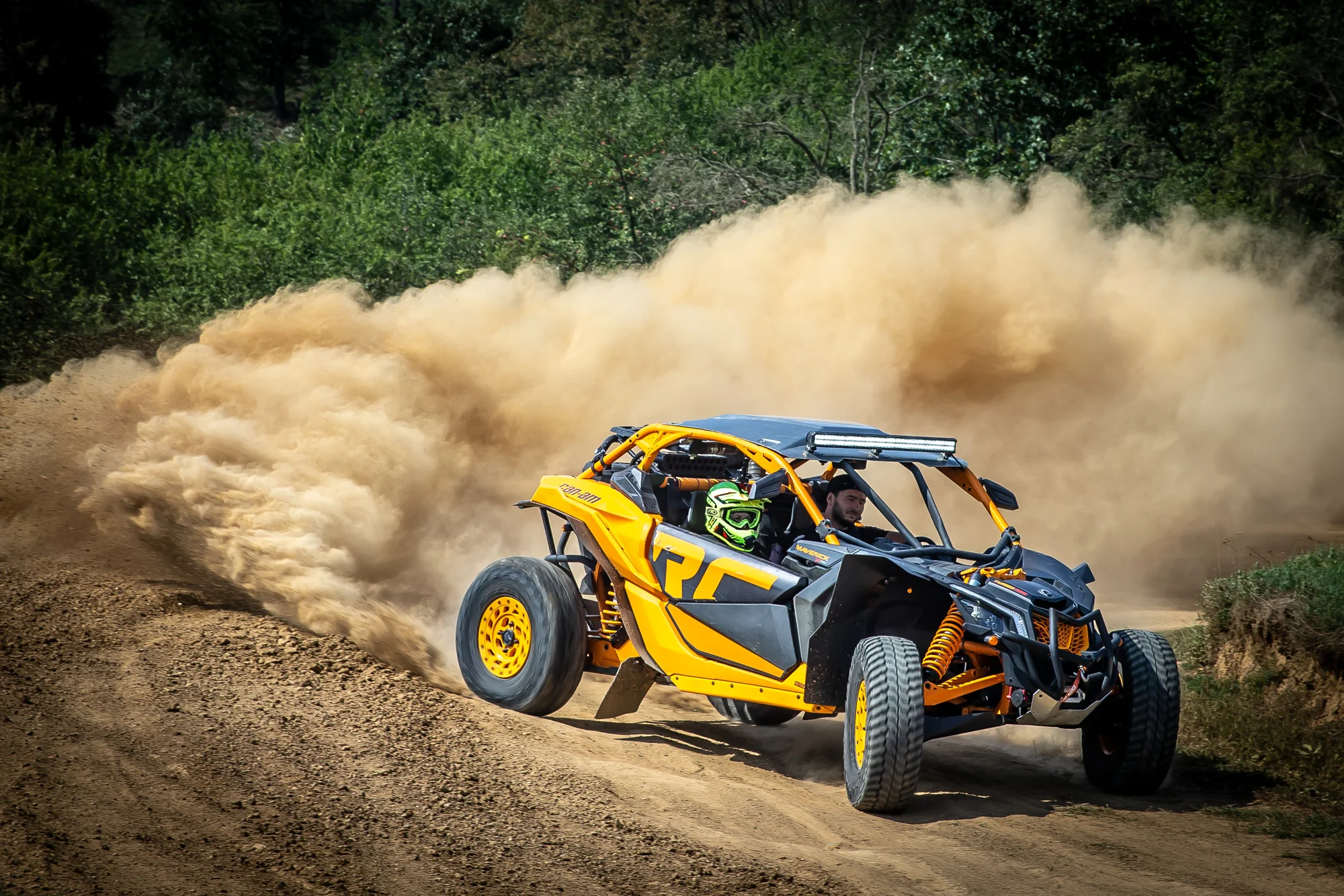 Jízda v dakarské buggy Can-Am Maverick na terénní trati: spolujezdec či řidič