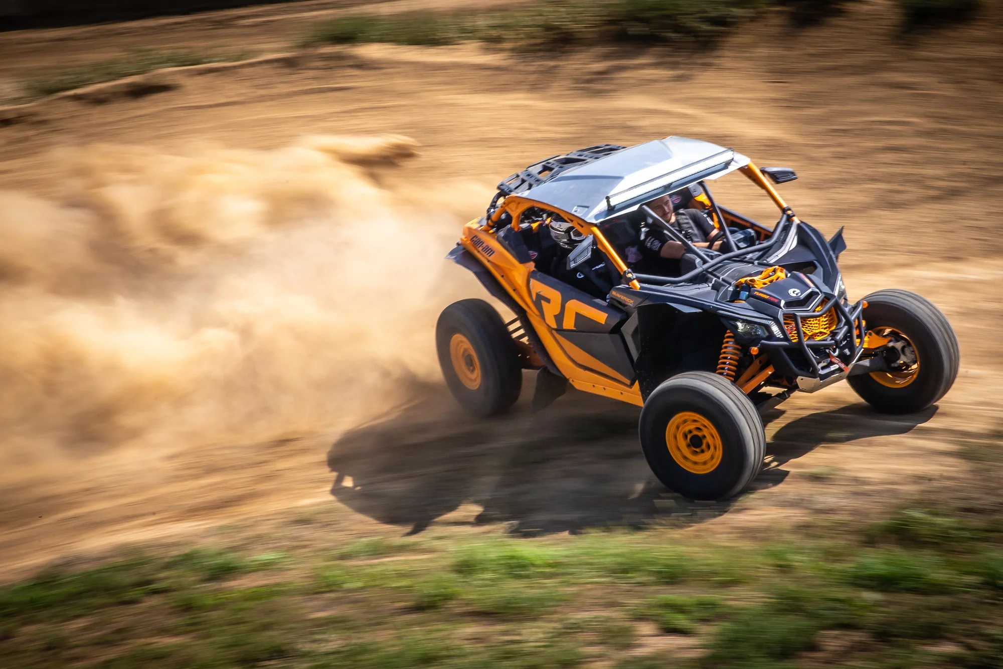 Jízda v dakarské buggy Can-Am Maverick na terénní trati: spolujezdec či řidič