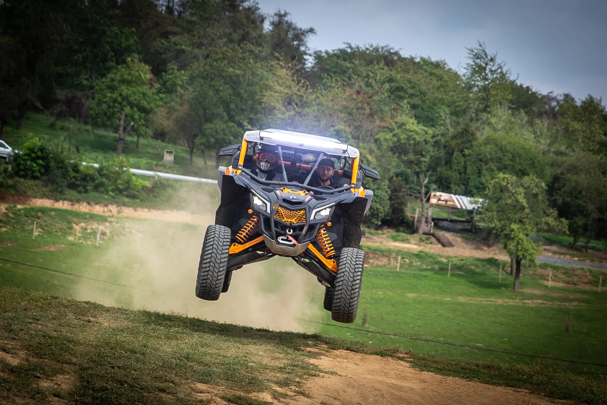 Jízda v dakarské buggy Can-Am Maverick na terénní trati: spolujezdec či řidič