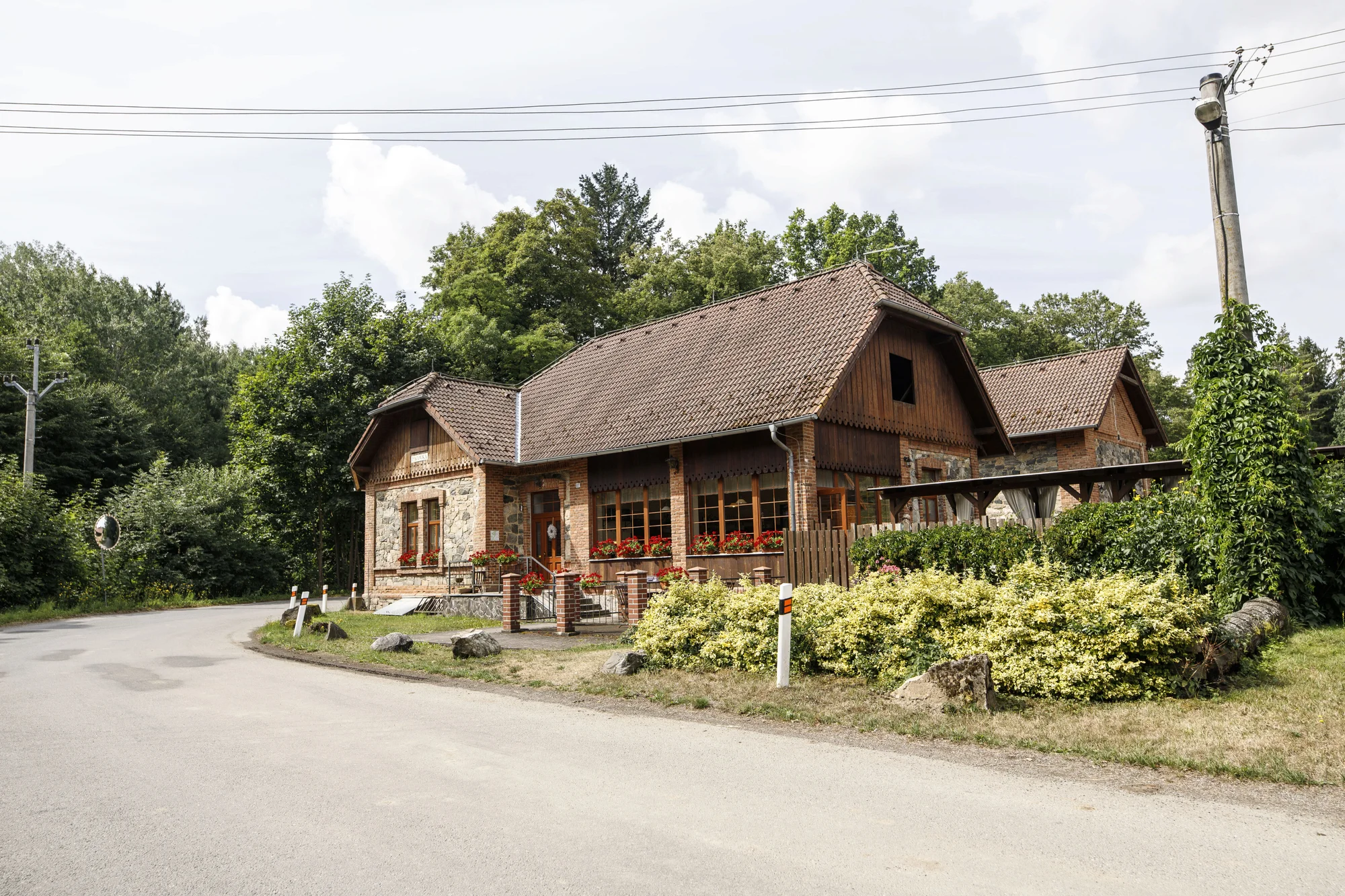 Maringotka na jihu Čech: nocleh i snídaně či polopenze a relax v dřevěném koupacím sudu s vířivkou