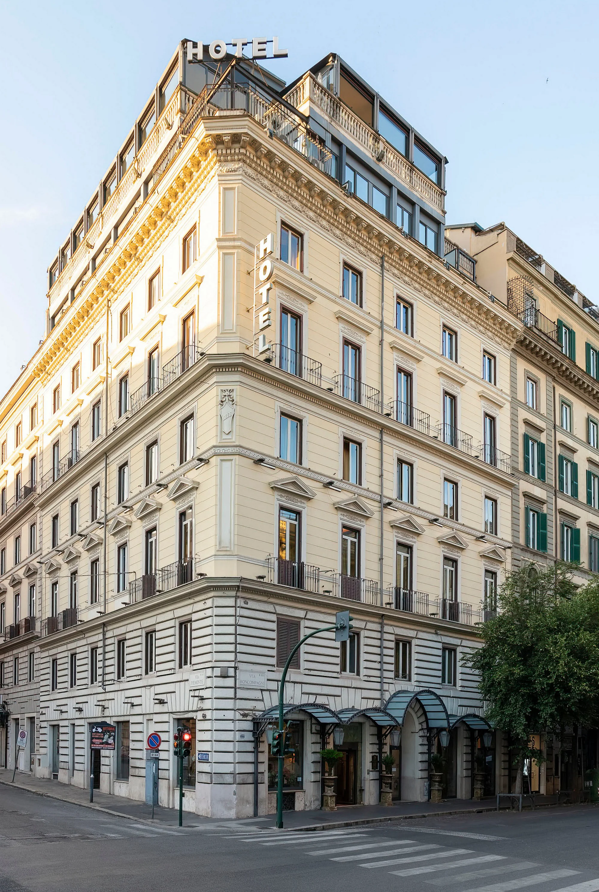 Luxusní 4* hotel v centru Říma: 1,3 km od Fontány di Trevi a 2,5 km od Kolosea