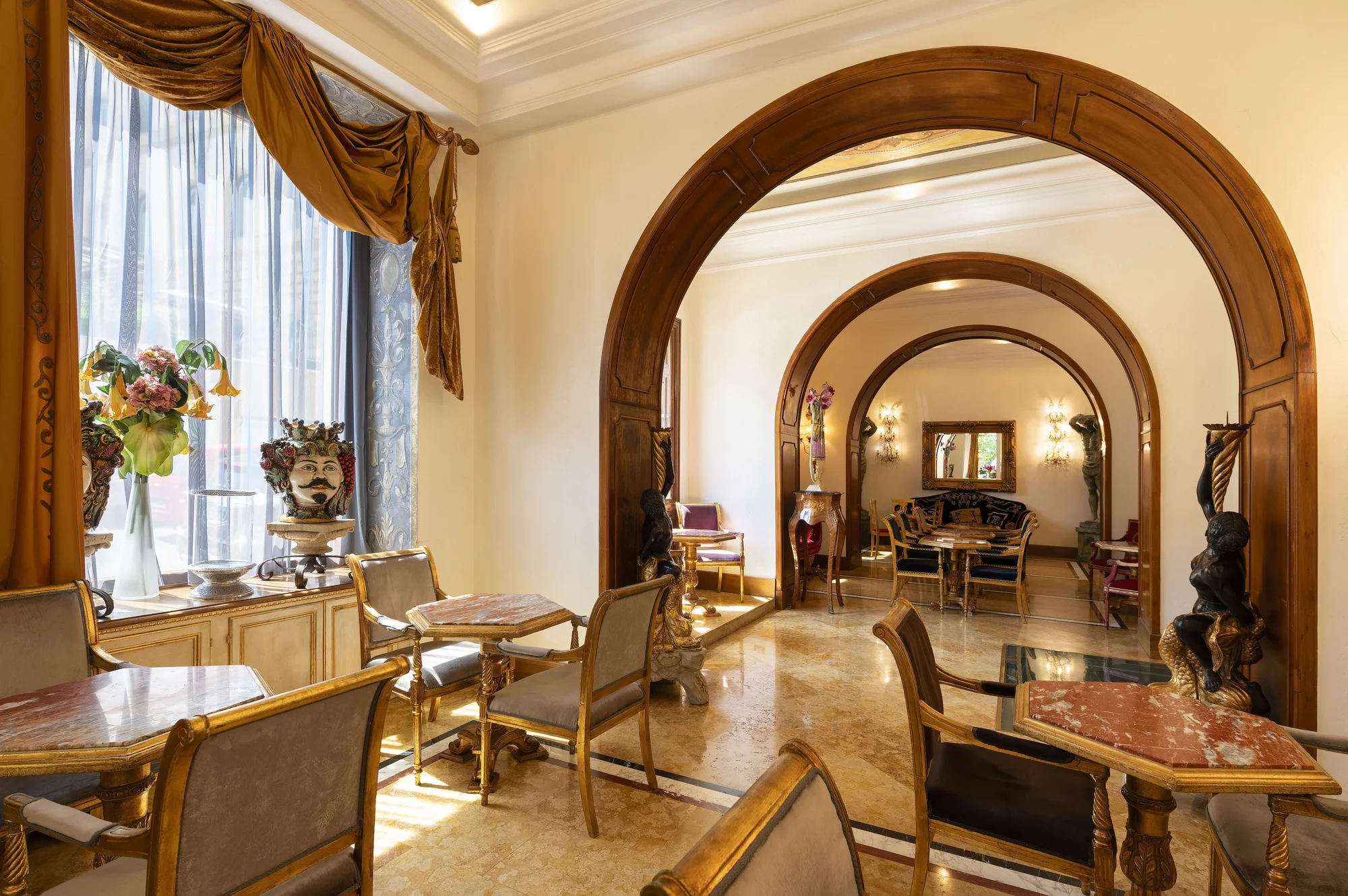 Luxusní 4* hotel v centru Říma: 1,3 km od Fontány di Trevi a 2,5 km od Kolosea