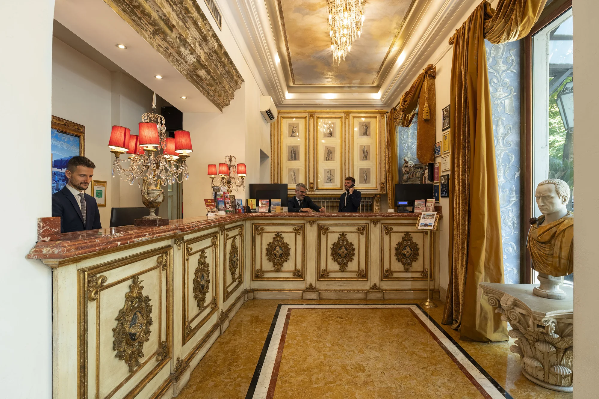 Luxusní 4* hotel v centru Říma: 1,3 km od Fontány di Trevi a 2,5 km od Kolosea