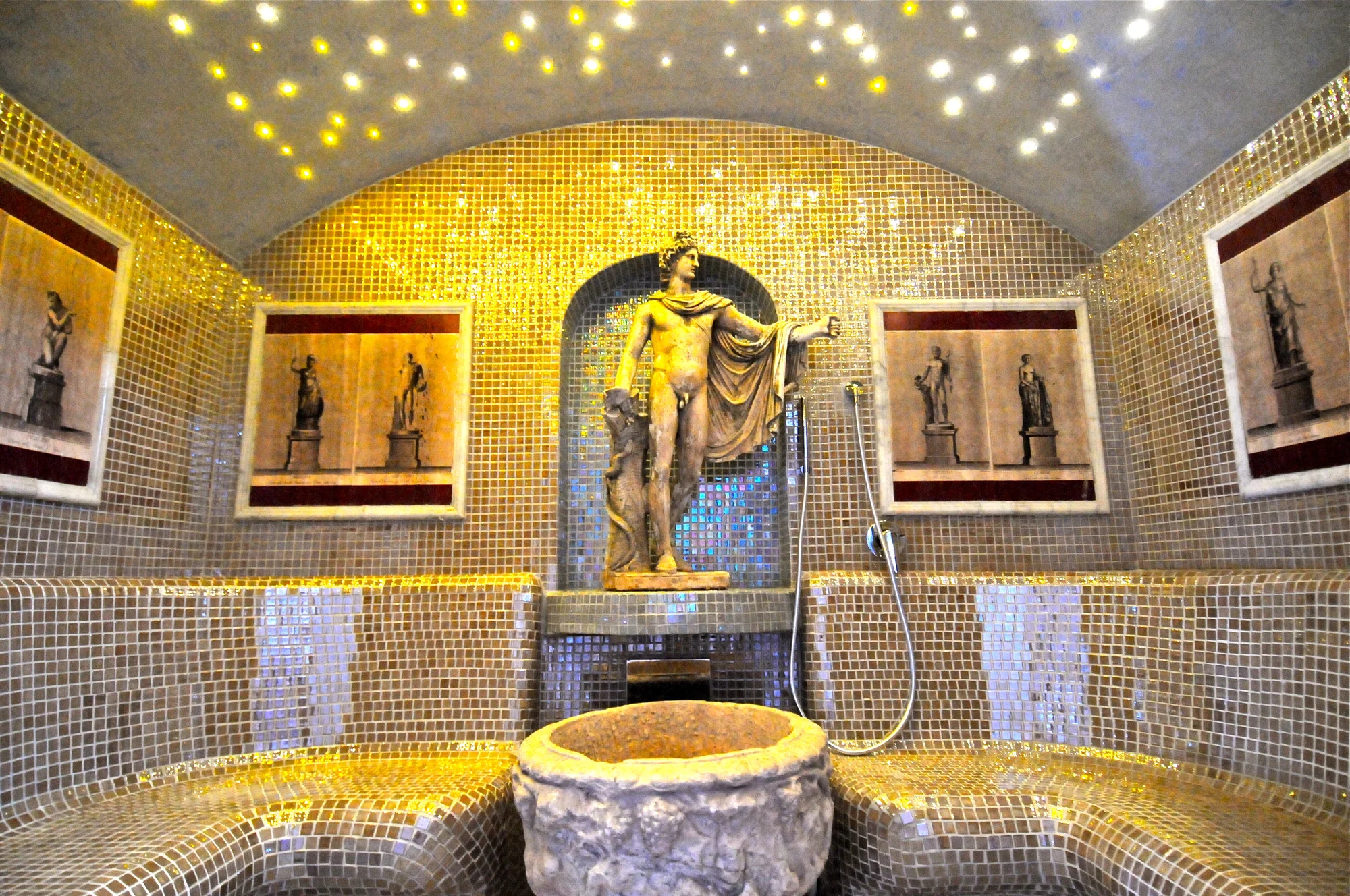 Luxusní 4* hotel v centru Říma: 1,3 km od Fontány di Trevi a 2,5 km od Kolosea