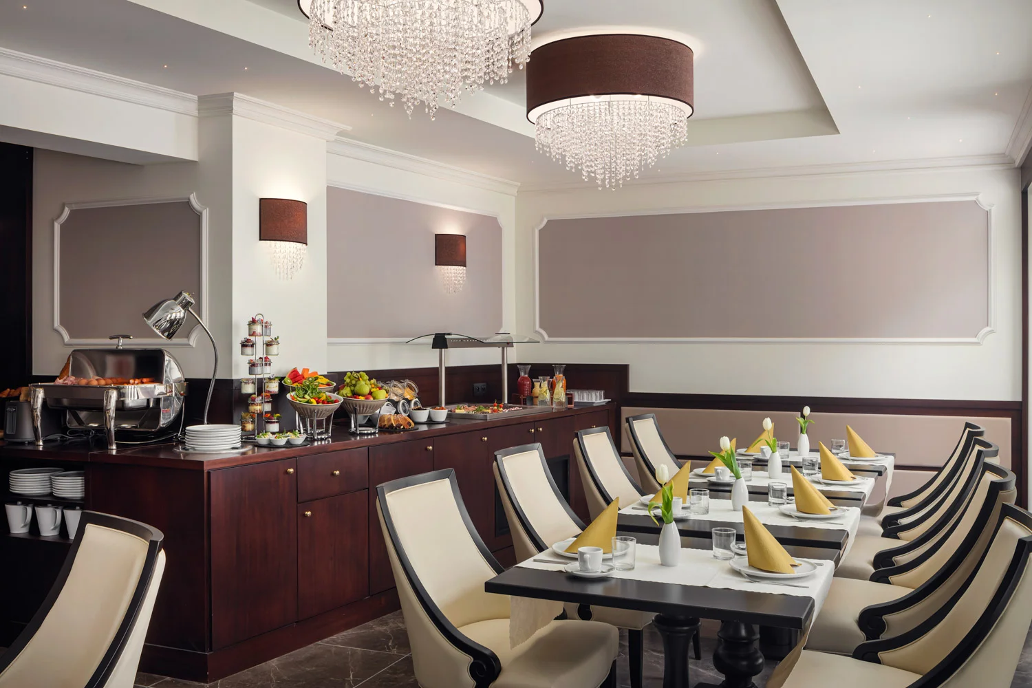 Luxusní butikový hotel v srdci Karlových Varů: 300 m od Vřídelní kolonády, polopenze i procedury
