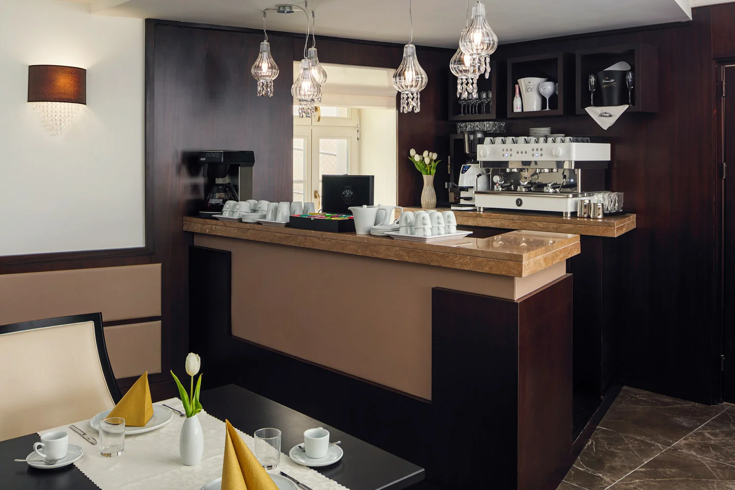 Luxusní butikový hotel v srdci Karlových Varů: 300 m od Vřídelní kolonády, polopenze i procedury