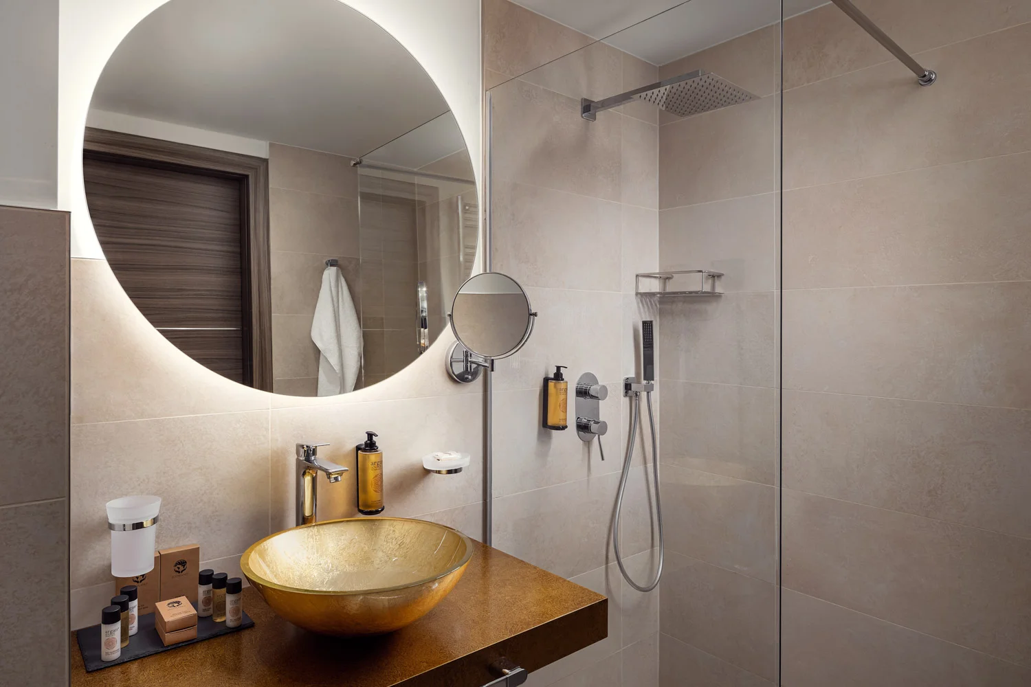 Luxusní butikový hotel v srdci Karlových Varů: 300 m od Vřídelní kolonády, polopenze i procedury