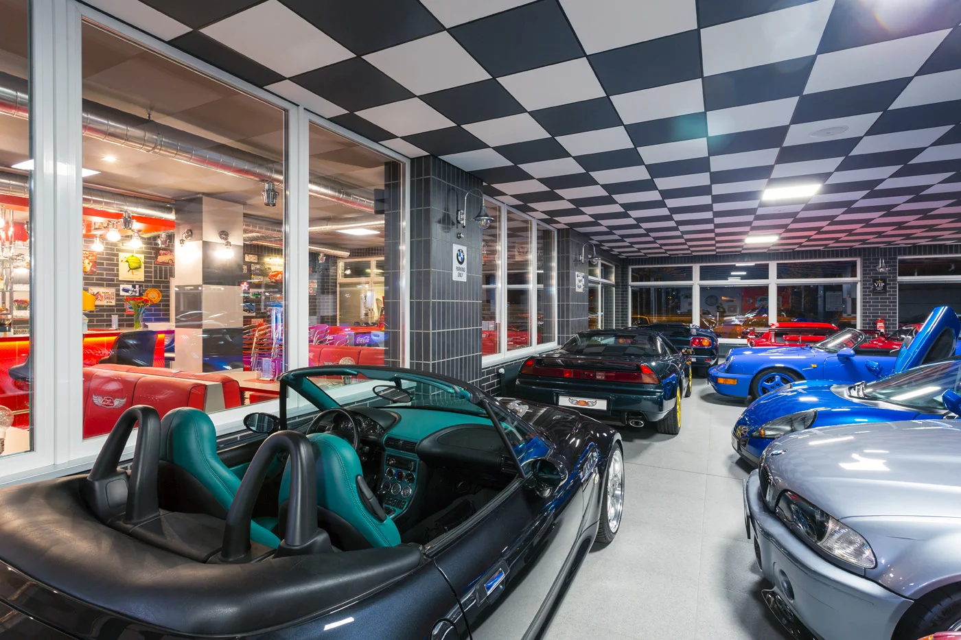 Komentovaná prohlídka veteránů v automobilové galerii Route 88 a nápoj