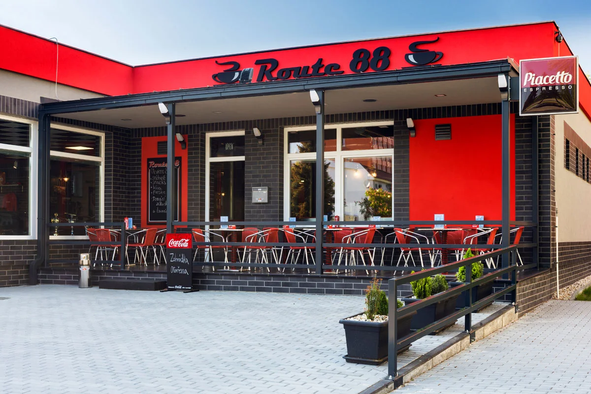 Komentovaná prohlídka veteránů v automobilové galerii Route 88 a nápoj