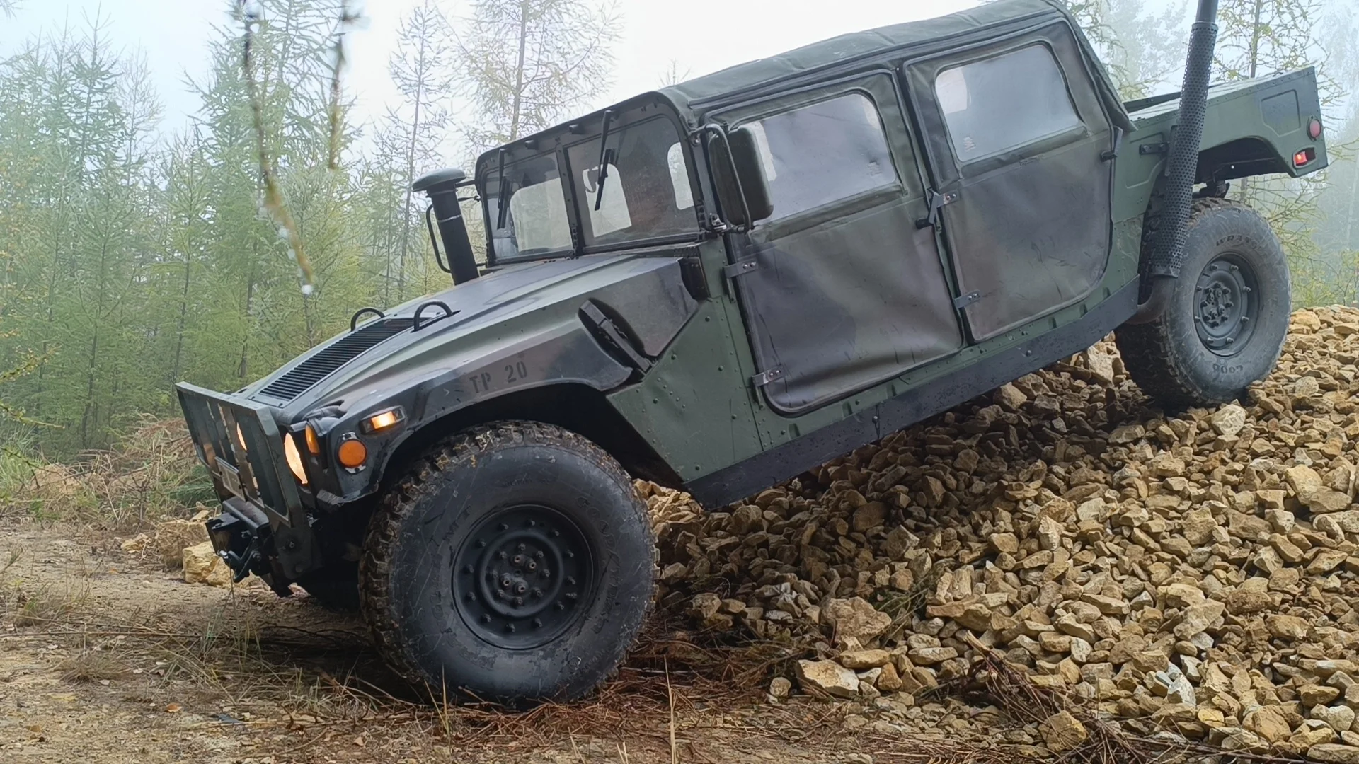 Zážitková jízda s instruktorem v armádním terénním voze Humvee: 15-60 min, možnost spolujezdce