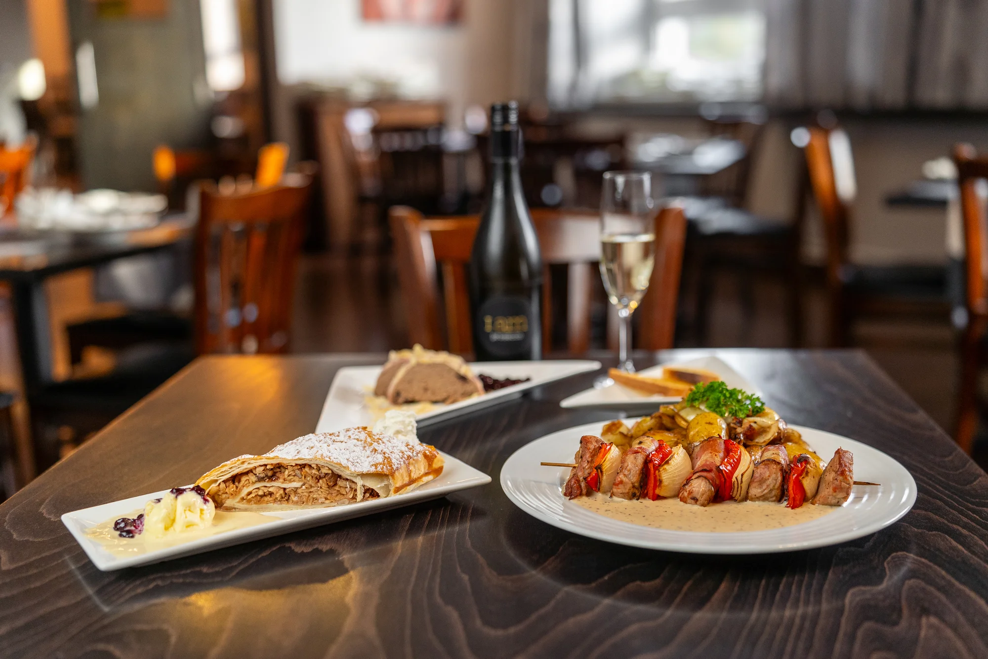 Tříchodové menu pro 2 osoby: kachní paštika, špíz z vepřové panenky a štrúdl se zmrzlinou i prosecco