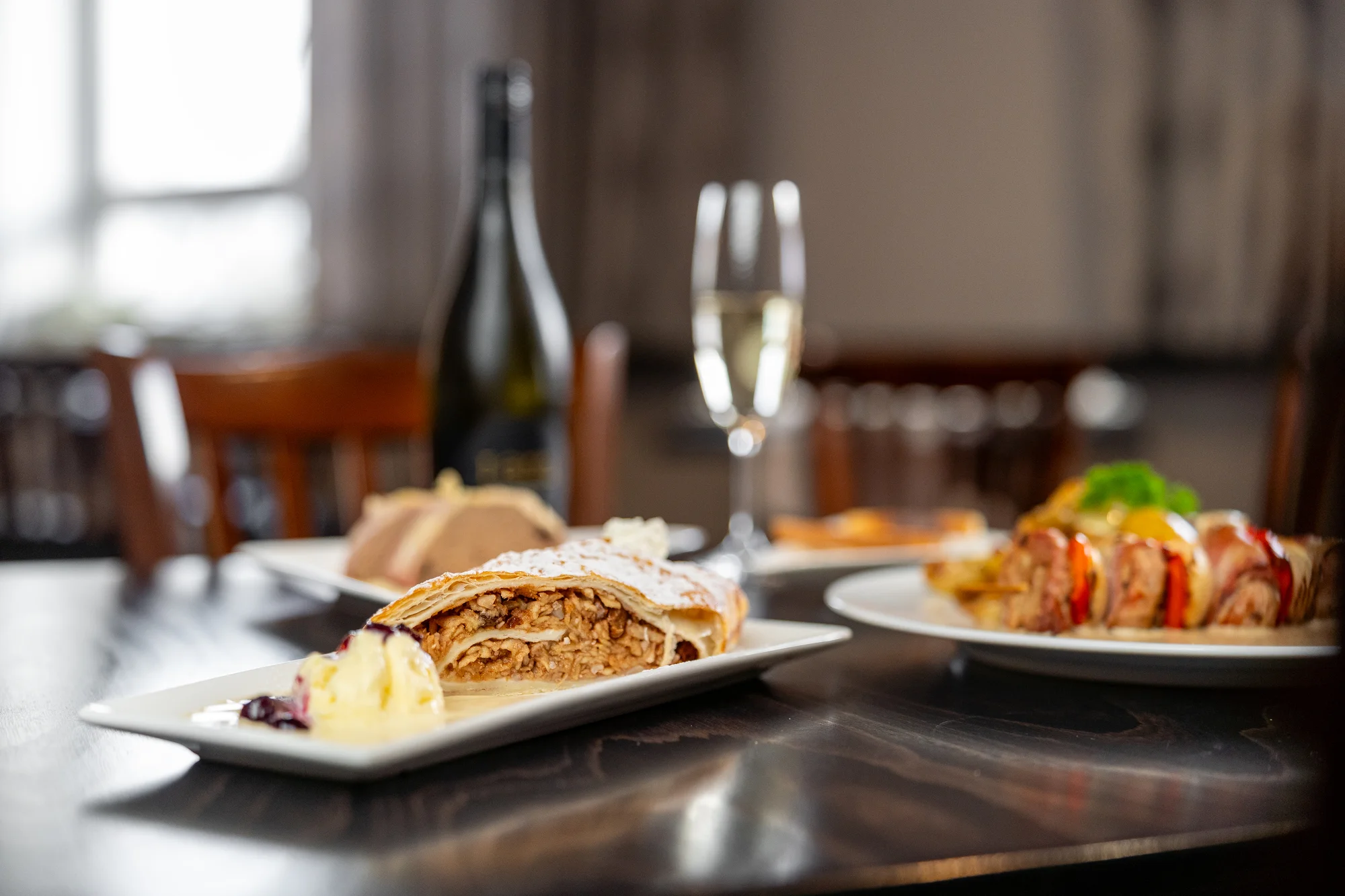 Tříchodové menu pro 2 osoby: kachní paštika, špíz z vepřové panenky a štrúdl se zmrzlinou i prosecco