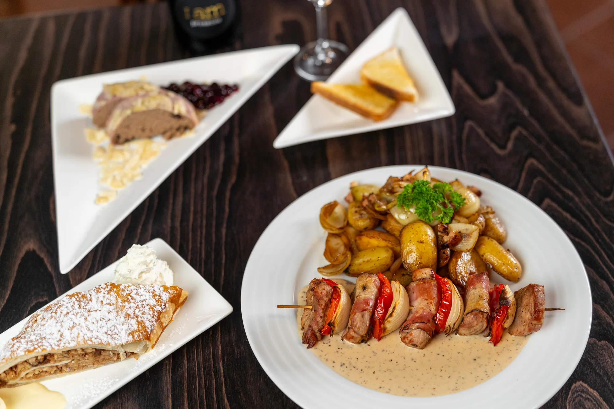 Tříchodové menu pro 2 osoby: kachní paštika, špíz z vepřové panenky a štrúdl se zmrzlinou i prosecco