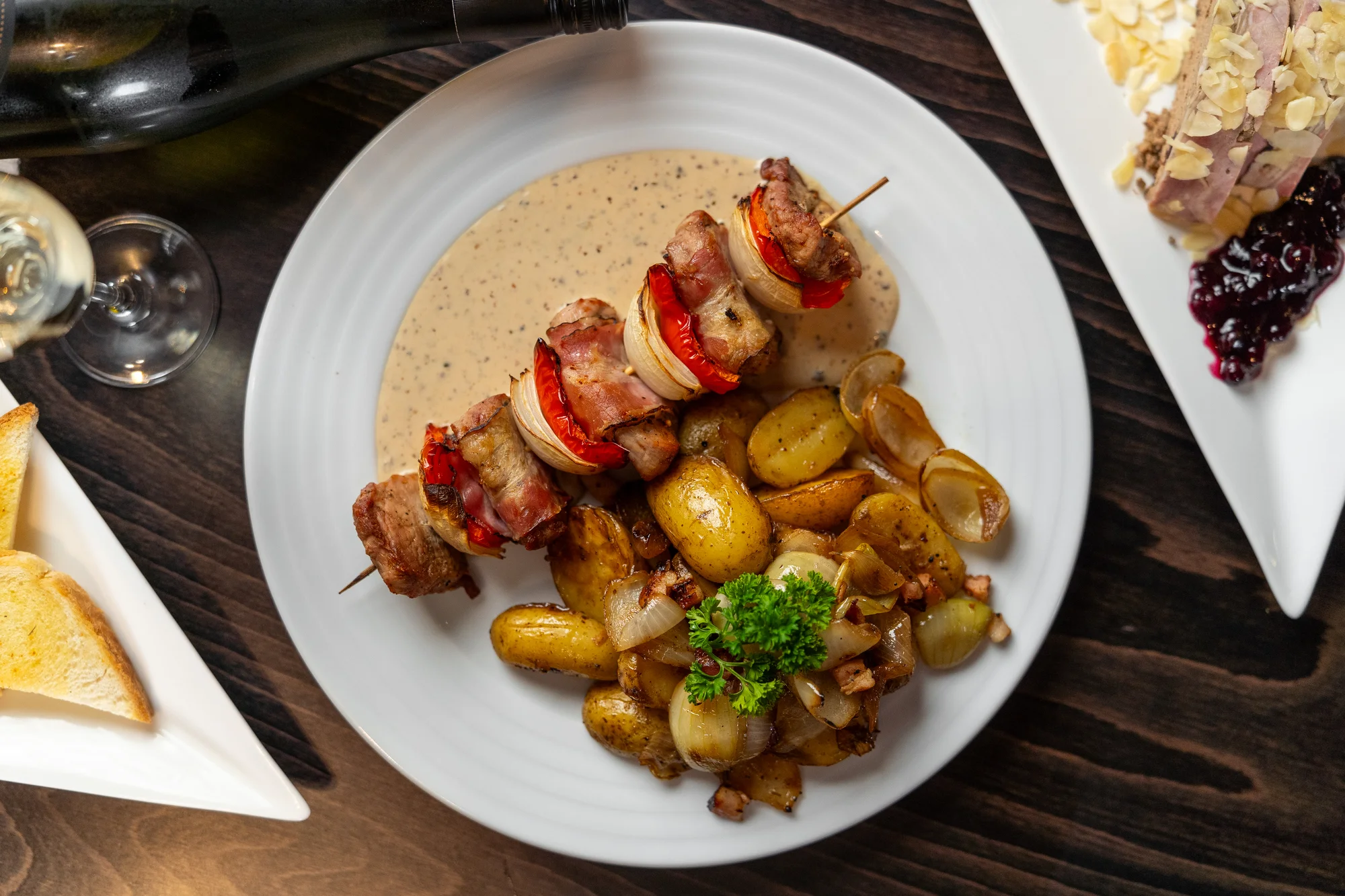 Tříchodové menu pro 2 osoby: kachní paštika, špíz z vepřové panenky a štrúdl se zmrzlinou i prosecco