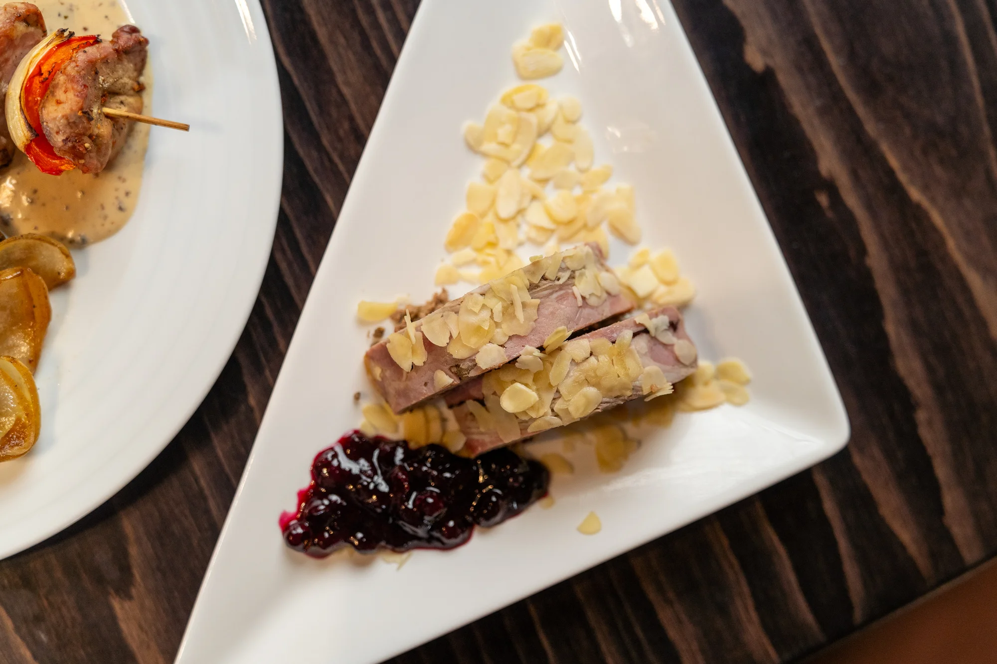 Tříchodové menu pro 2 osoby: kachní paštika, špíz z vepřové panenky a štrúdl se zmrzlinou i prosecco