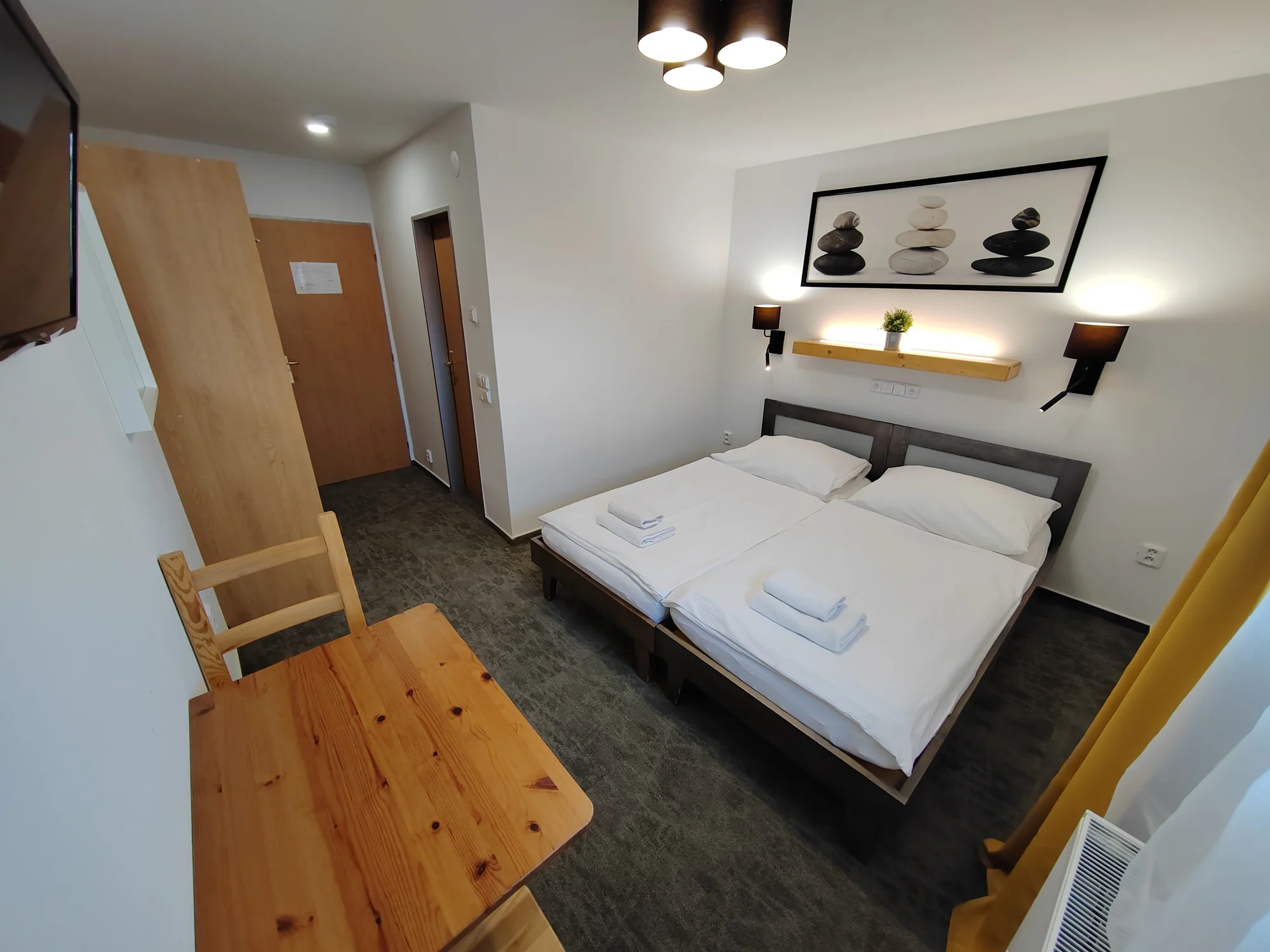 Romantika v centru Telče: hotel u zámeckého parku, polopenze i víno