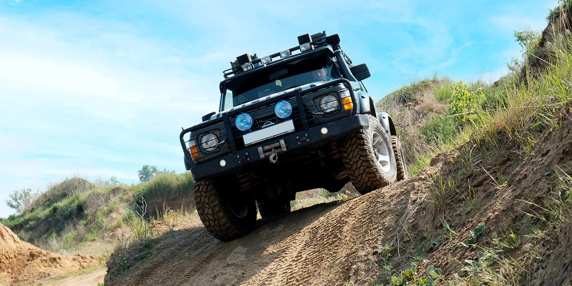 Offroadová jízda ve vozech Nissan Patrol nebo Hummer H2: 10 minut se vezete, 30 minut řídíte